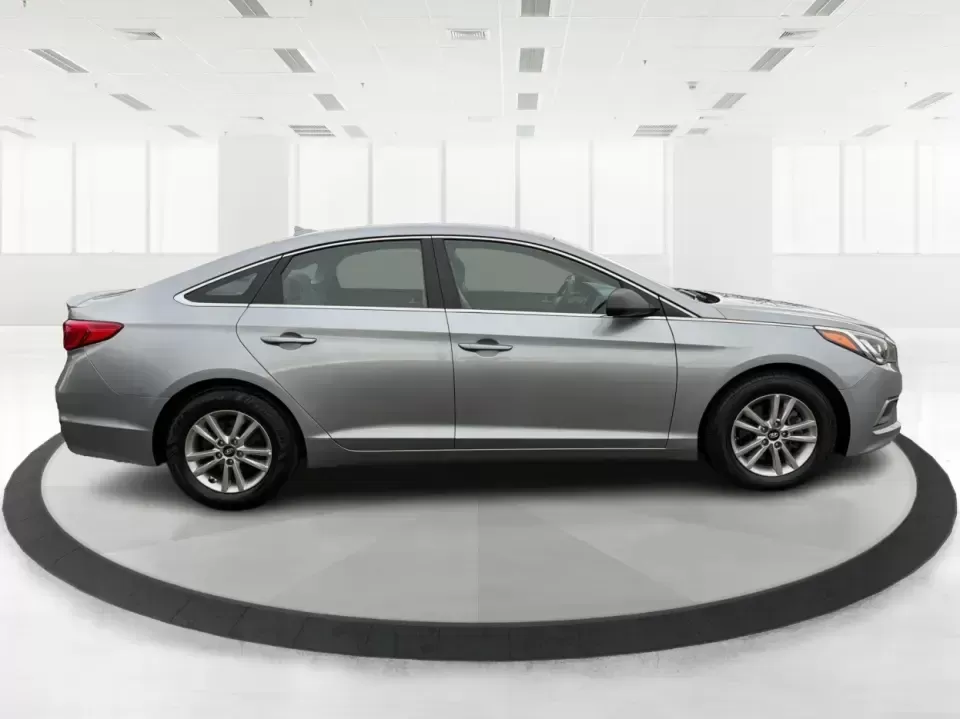 2017 Hyundai Sonata Base (5NPE24AF8HH) with an 2.4L L4 DOHC 16V engine, 7A transmission, located at 880 E. National Road, Vandalia, OH, 45377, (937) 908-9800, 39.891918, -84.183594 - ### Drive Your Dream: 2017 Hyundai Sonata Perfect for Families and Commuters Alike!<br /> <br /> Looking for a reliable sedan that fits seamlessly into your busy lifestyle? The 2017 Hyundai Sonata is here to make every drive a pleasure, whether you're commuting to work, shuttling kids to soccer pra - Photo#1