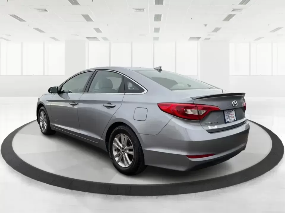 2017 Hyundai Sonata Base (5NPE24AF8HH) with an 2.4L L4 DOHC 16V engine, 7A transmission, located at 880 E. National Road, Vandalia, OH, 45377, (937) 908-9800, 39.891918, -84.183594 - ### Drive Your Dream: 2017 Hyundai Sonata Perfect for Families and Commuters Alike!<br /> <br /> Looking for a reliable sedan that fits seamlessly into your busy lifestyle? The 2017 Hyundai Sonata is here to make every drive a pleasure, whether you're commuting to work, shuttling kids to soccer pra - Photo#4