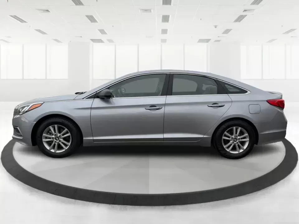 2017 Hyundai Sonata Base (5NPE24AF8HH) with an 2.4L L4 DOHC 16V engine, 7A transmission, located at 880 E. National Road, Vandalia, OH, 45377, (937) 908-9800, 39.891918, -84.183594 - ### Drive Your Dream: 2017 Hyundai Sonata Perfect for Families and Commuters Alike!<br /> <br /> Looking for a reliable sedan that fits seamlessly into your busy lifestyle? The 2017 Hyundai Sonata is here to make every drive a pleasure, whether you're commuting to work, shuttling kids to soccer pra - Photo#5