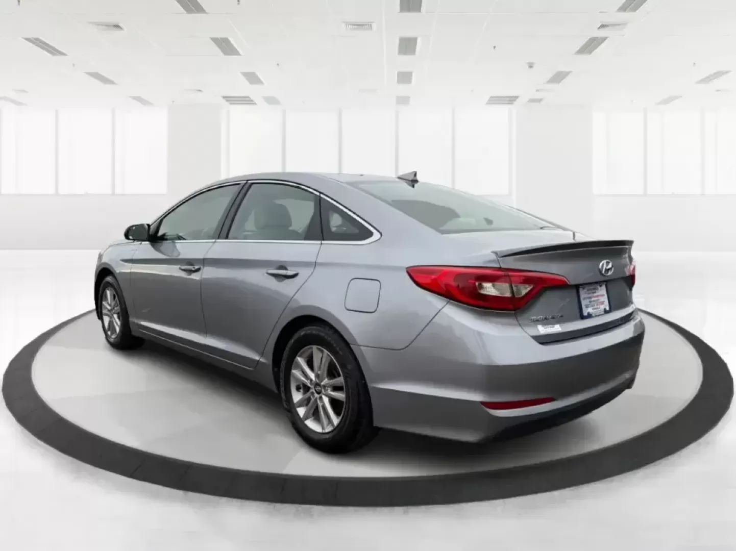 2017 Hyundai Sonata Base (5NPE24AF8HH) with an 2.4L L4 DOHC 16V engine, 7A transmission, located at 8750 N County Rd 25A, Piqua, OH, 45356, (937) 908-9800, 40.164391, -84.232513 - ### Drive Your Dream: 2017 Hyundai Sonata Perfect for Families and Commuters Alike!<br /> <br /> Looking for a reliable sedan that fits seamlessly into your busy lifestyle? The 2017 Hyundai Sonata is here to make every drive a pleasure, whether you're commuting to work, shuttling kids to soccer pra - Photo#4