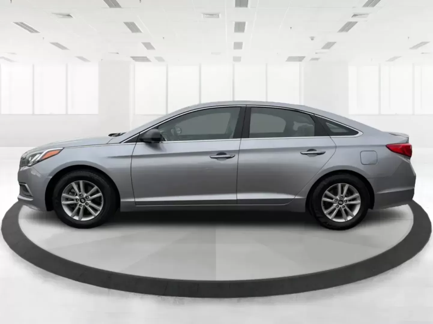 2017 Hyundai Sonata Base (5NPE24AF8HH) with an 2.4L L4 DOHC 16V engine, 7A transmission, located at 8750 N County Rd 25A, Piqua, OH, 45356, (937) 908-9800, 40.164391, -84.232513 - ### Drive Your Dream: 2017 Hyundai Sonata Perfect for Families and Commuters Alike!<br /> <br /> Looking for a reliable sedan that fits seamlessly into your busy lifestyle? The 2017 Hyundai Sonata is here to make every drive a pleasure, whether you're commuting to work, shuttling kids to soccer pra - Photo#5