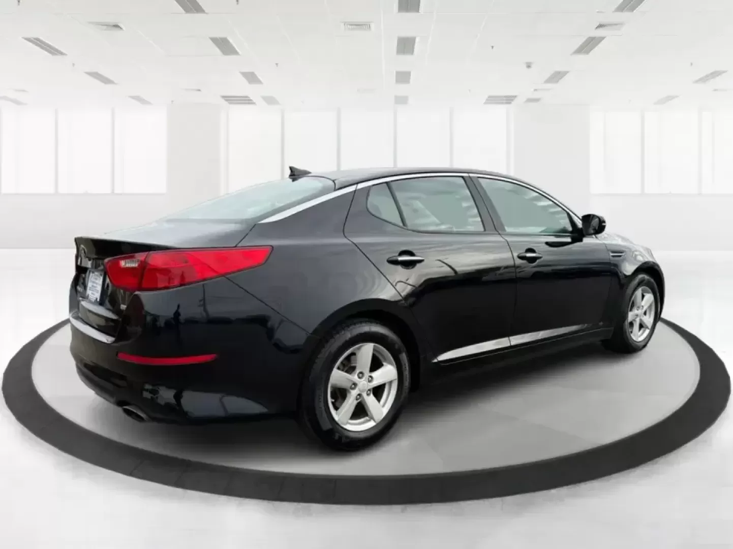 2015 Kia Optima LX (KNAGM4A73F5) with an Theta II 2.4L I-4 gasoline direct injection engine, 6-Speed Automatic transmission, located at 1951 S Dayton Lakeview Rd., New Carlisle, OH, 45344, (937) 908-9800, 39.890999, -84.050255 - Are you looking for a reliable sedan that combines style, comfort, and affordability? Look no further! At Advantage Car and Credit in New Carlisle, OH, we are excited to present this stunning 2015 Kia Optima LX, perfect for anyone from budget-conscious buyers to those needing a dependable vehicle fo - Photo#2
