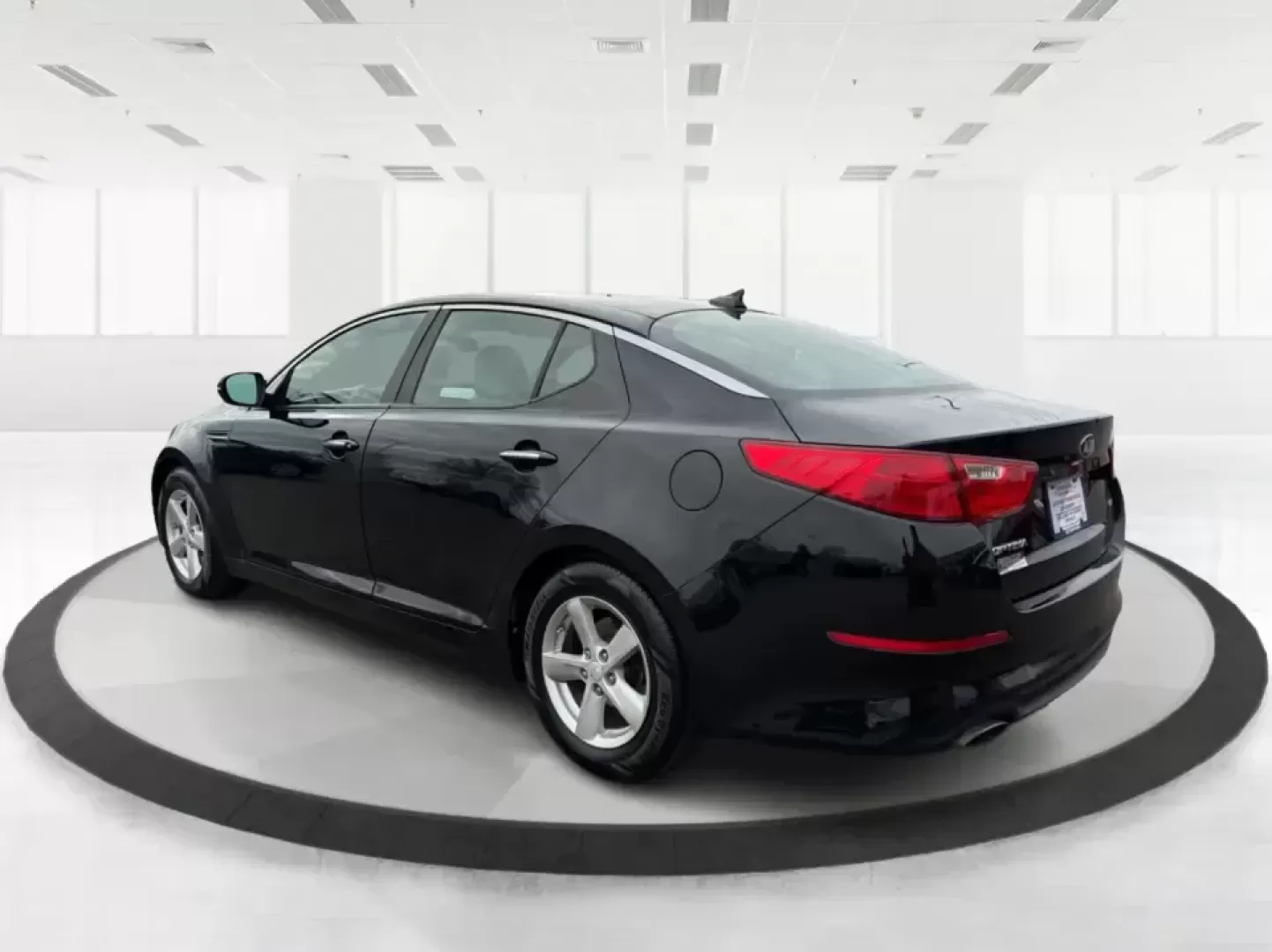 2015 Kia Optima LX (KNAGM4A73F5) with an Theta II 2.4L I-4 gasoline direct injection engine, 6-Speed Automatic transmission, located at 1951 S Dayton Lakeview Rd., New Carlisle, OH, 45344, (937) 908-9800, 39.890999, -84.050255 - Are you looking for a reliable sedan that combines style, comfort, and affordability? Look no further! At Advantage Car and Credit in New Carlisle, OH, we are excited to present this stunning 2015 Kia Optima LX, perfect for anyone from budget-conscious buyers to those needing a dependable vehicle fo - Photo#4
