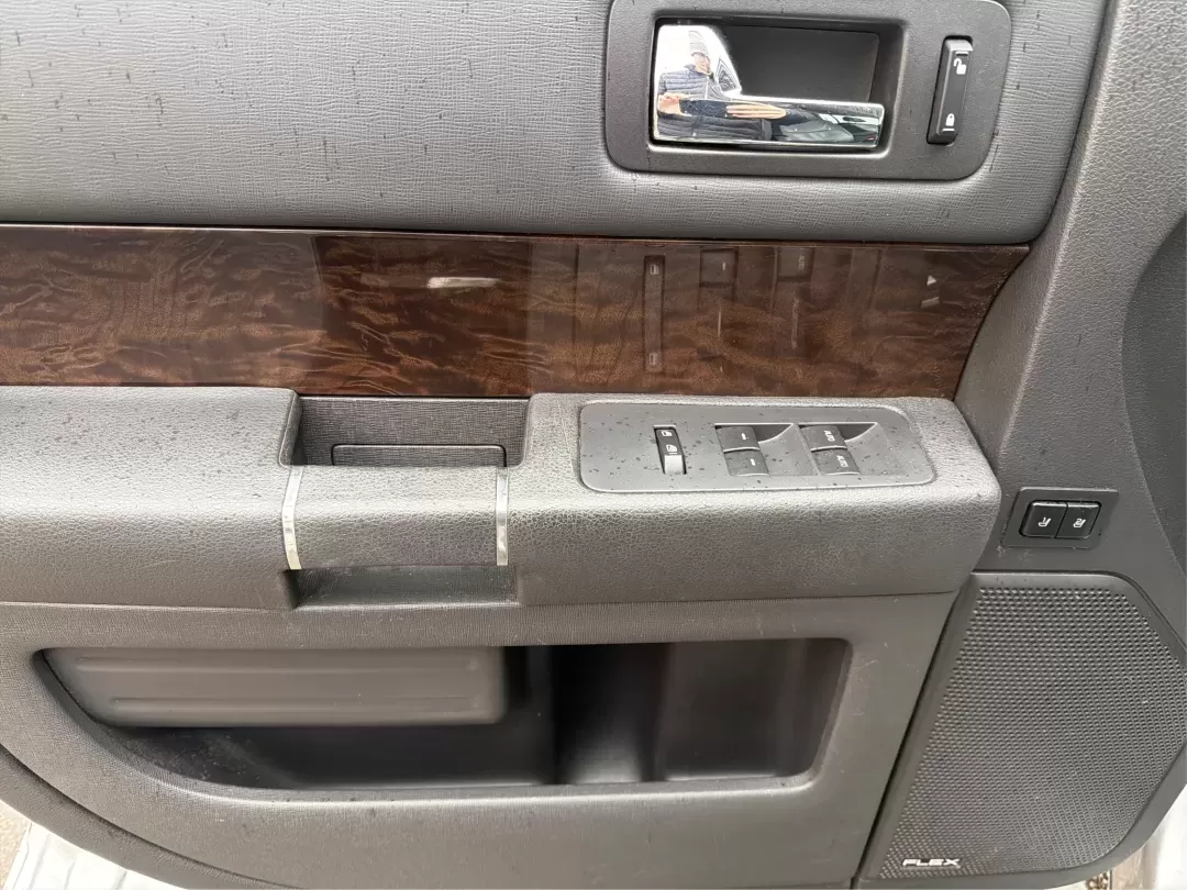 2016 Ford Flex Limited (2FMHK6D8XGB) with an 3.5L V-6 DOHC engine, located at 1099 N County Rd 25A , Troy, OH, 45373, (937) 908-9800, 40.057079, -84.212883 - **Adventure Awaits with the 2016 Ford Flex Limited Perfect for Family Road Trips!**<br /> <br /> Looking for the ideal family vehicle that combines spaciousness, comfort, and reliability? At Advantage Car and Credit in Troy, OH, we present the 2016 Ford Flex Limited, an SUV designed for all your fa - Photo#19