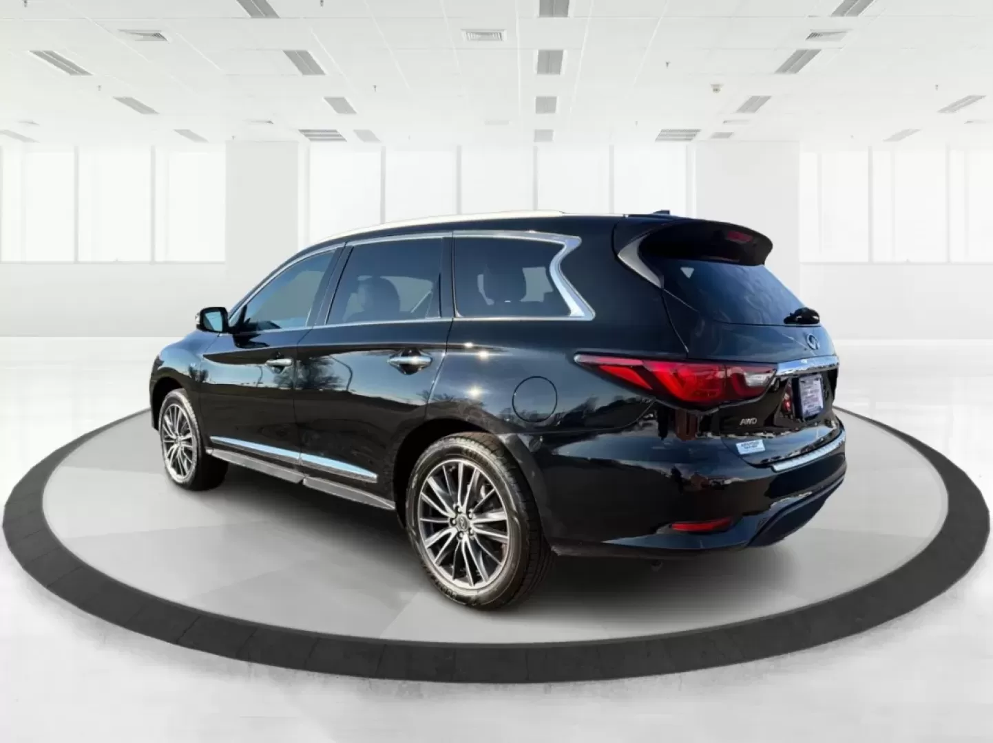 2019 Infiniti QX60 LUXE (5N1DL0MM2KC) with an VQ 3.5L V-6 gasoline direct injection engine, located at 1951 S Dayton Lakeview Rd., New Carlisle, OH, 45344, (937) 908-9800, 39.890999, -84.050255 - **Discover Your Next Adventure with the 2019 Infiniti QX60 at Advantage Car and Credit - Piqua!**<br /> <br /> Are you ready to elevate your family's weekend getaways or daily commutes? The 2019 Infiniti QX60 is the perfect blend of luxury, space, and performance, designed for families, adventure se - Photo#4