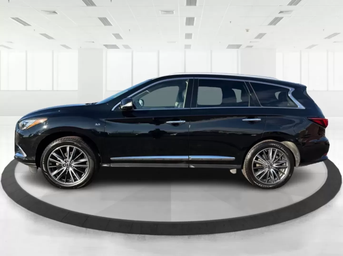 2019 Infiniti QX60 LUXE (5N1DL0MM2KC) with an VQ 3.5L V-6 gasoline direct injection engine, located at 1951 S Dayton Lakeview Rd., New Carlisle, OH, 45344, (937) 908-9800, 39.890999, -84.050255 - **Discover Your Next Adventure with the 2019 Infiniti QX60 at Advantage Car and Credit - Piqua!**<br /> <br /> Are you ready to elevate your family's weekend getaways or daily commutes? The 2019 Infiniti QX60 is the perfect blend of luxury, space, and performance, designed for families, adventure se - Photo#5