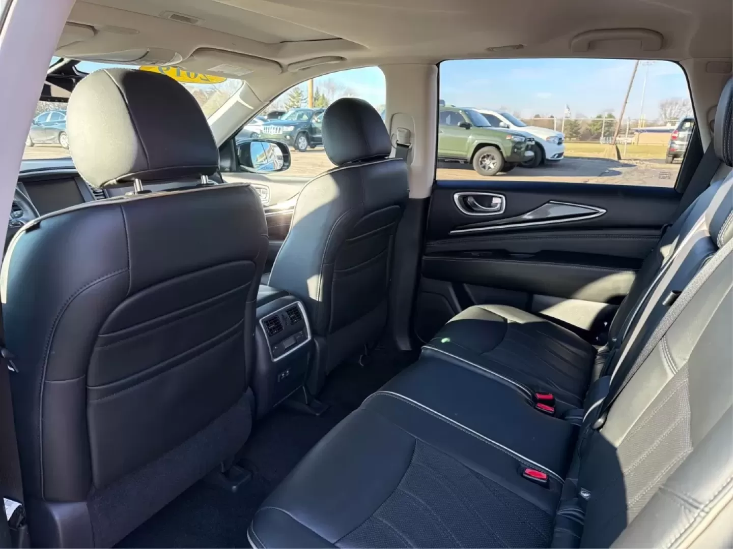 2019 Infiniti QX60 LUXE (5N1DL0MM2KC) with an VQ 3.5L V-6 gasoline direct injection engine, located at 1951 S Dayton Lakeview Rd., New Carlisle, OH, 45344, (937) 908-9800, 39.890999, -84.050255 - **Discover Your Next Adventure with the 2019 Infiniti QX60 at Advantage Car and Credit - Piqua!**<br /> <br /> Are you ready to elevate your family's weekend getaways or daily commutes? The 2019 Infiniti QX60 is the perfect blend of luxury, space, and performance, designed for families, adventure se - Photo#10