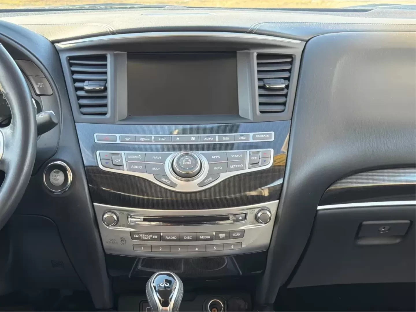 2019 Infiniti QX60 LUXE (5N1DL0MM2KC) with an VQ 3.5L V-6 gasoline direct injection engine, located at 1951 S Dayton Lakeview Rd., New Carlisle, OH, 45344, (937) 908-9800, 39.890999, -84.050255 - **Discover Your Next Adventure with the 2019 Infiniti QX60 at Advantage Car and Credit - Piqua!**<br /> <br /> Are you ready to elevate your family's weekend getaways or daily commutes? The 2019 Infiniti QX60 is the perfect blend of luxury, space, and performance, designed for families, adventure se - Photo#13