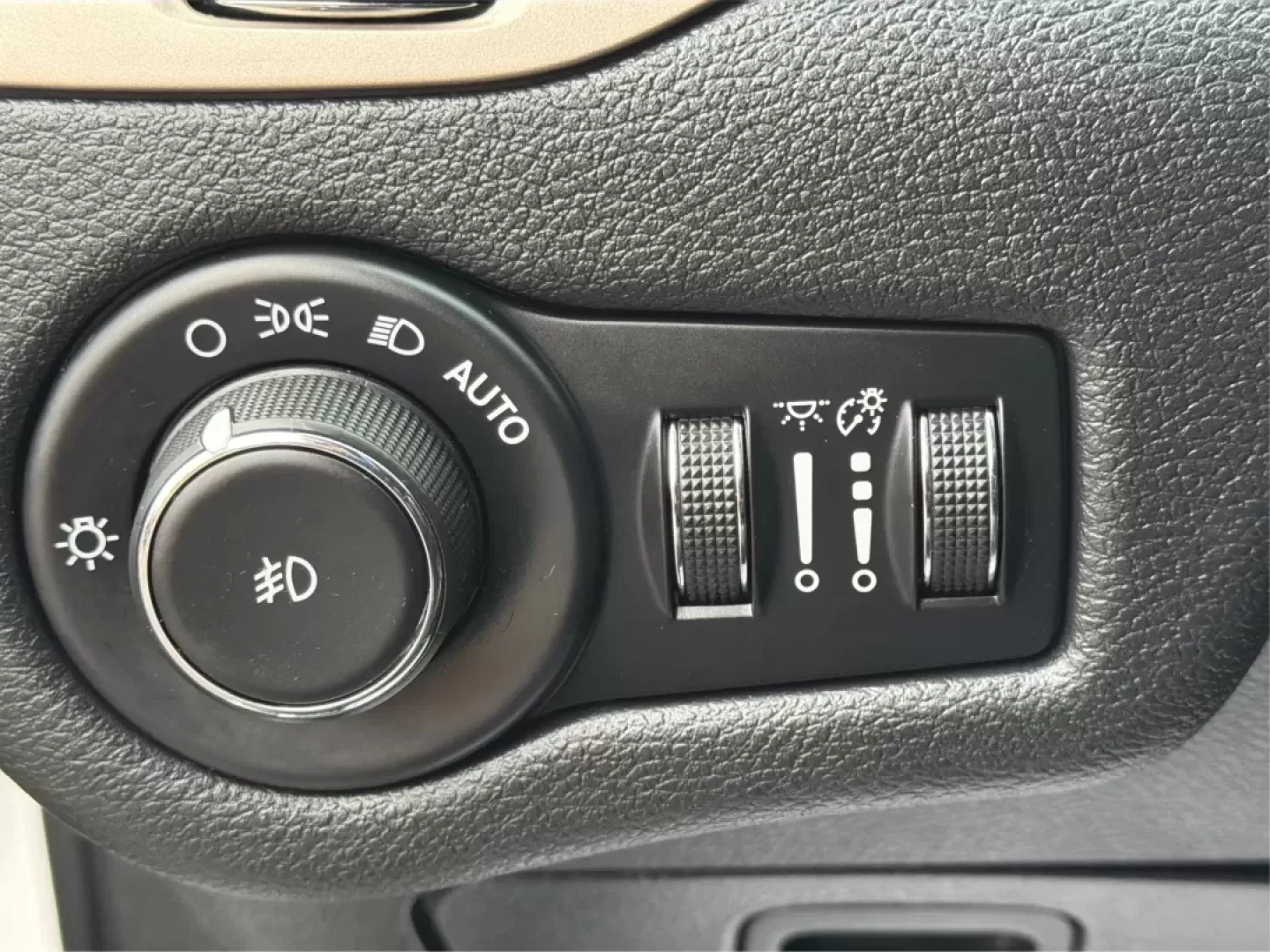 2016 Jeep Cherokee Limited (1C4PJMDB4GW) with an Other engine, located at 401 Woodman Dr, Riverside, OH, 45431, (937) 908-9800, 39.760899, -84.123421 - **Explore Adventure with the 2016 Jeep Cherokee Limited Your Ultimate Crossover Companion!**<br /> <br /> Are you ready to elevate your lifestyle with a vehicle that adapts to your needs? The 2016 Jeep Cherokee Limited is the perfect blend of comfort, style, and versatility, making it an ideal choi - Photo#17