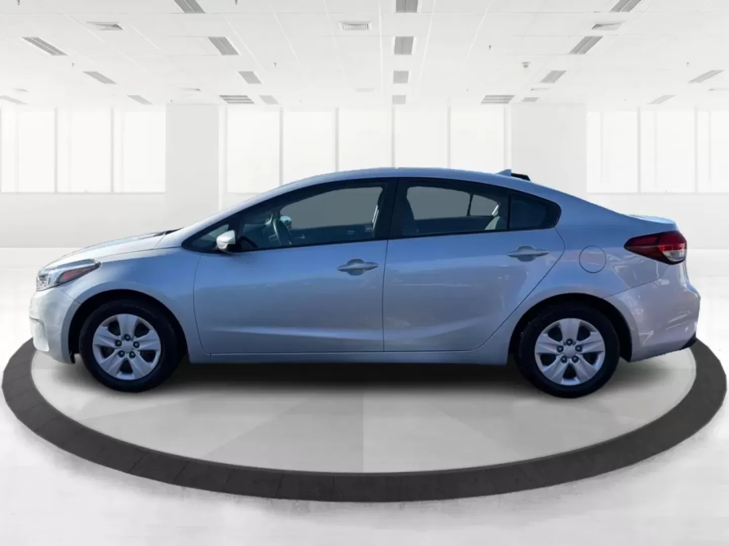 2018 Kia Forte LX (3KPFK4A72JE) with an 2L I-4 DOHC engine, 6M transmission, located at 1230 East Main St, Xenia, OH, 45385, (937) 908-9800, 39.688026, -83.910172 - ### Drive into Adventure with the 2018 Kia Forte LX at Advantage Car and Credit - Xenia!<br /> <br /> Are you ready to elevate your daily commute or weekend getaway? The 2018 Kia Forte LX, available now at Advantage Car and Credit in Xenia, OH, is the perfect vehicle for both the budget-conscious bu - Photo#5