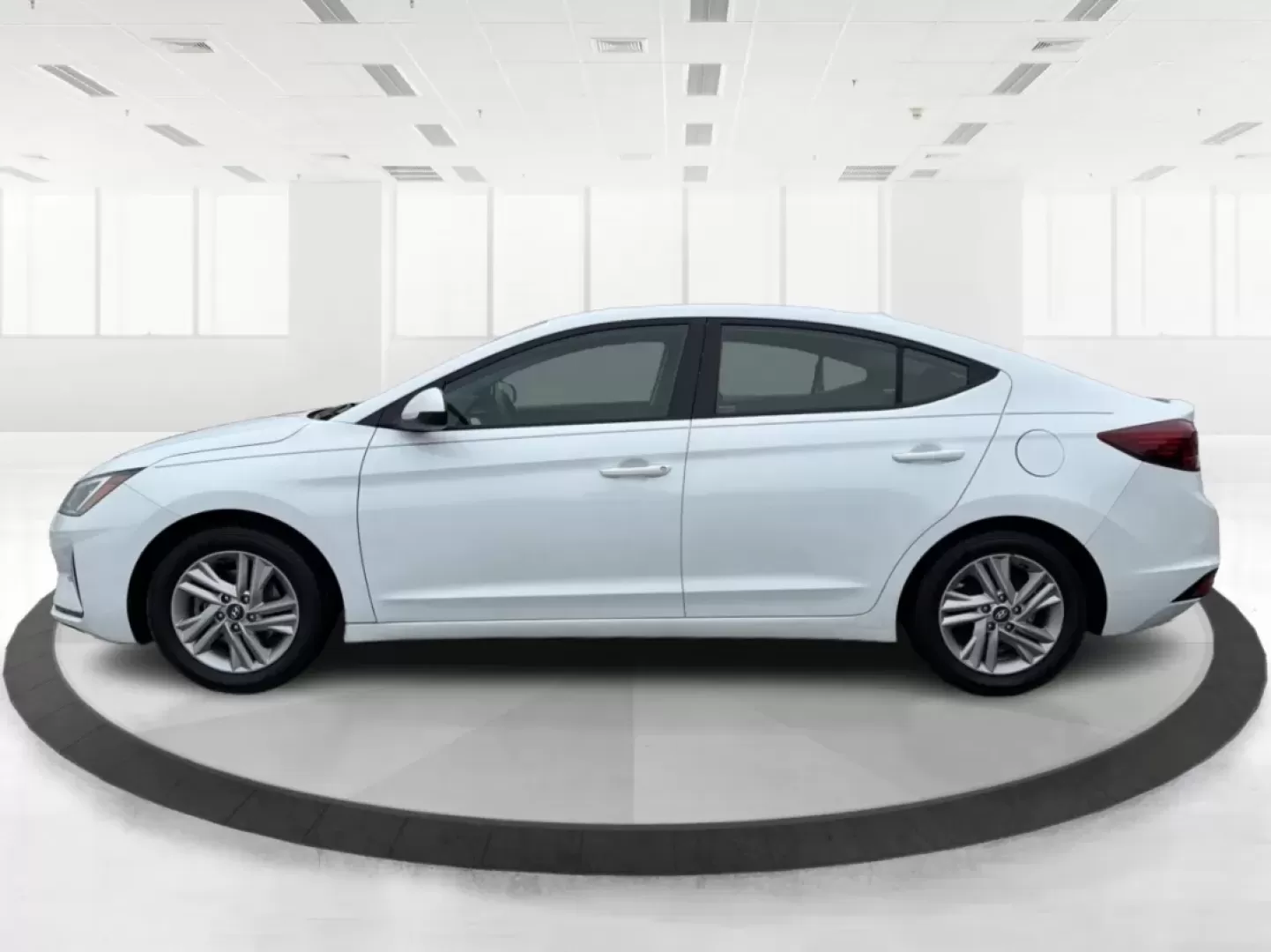 2020 Hyundai Elantra SEL (5NPD84LF8LH) with an Nu 2L I-4 DOHC engine, 6A transmission, located at 880 E. National Road, Vandalia, OH, 45377, (937) 908-9800, 39.891918, -84.183594 - Are you ready to elevate your everyday driving experience? Look no further than this stunning 2020 Hyundai Elantra SEL, the perfect sedan for commuters, growing families, or anyone seeking a stylish ride that won't break the bank. Whether you're navigating the bustling streets of Vandalia or embarki - Photo#5