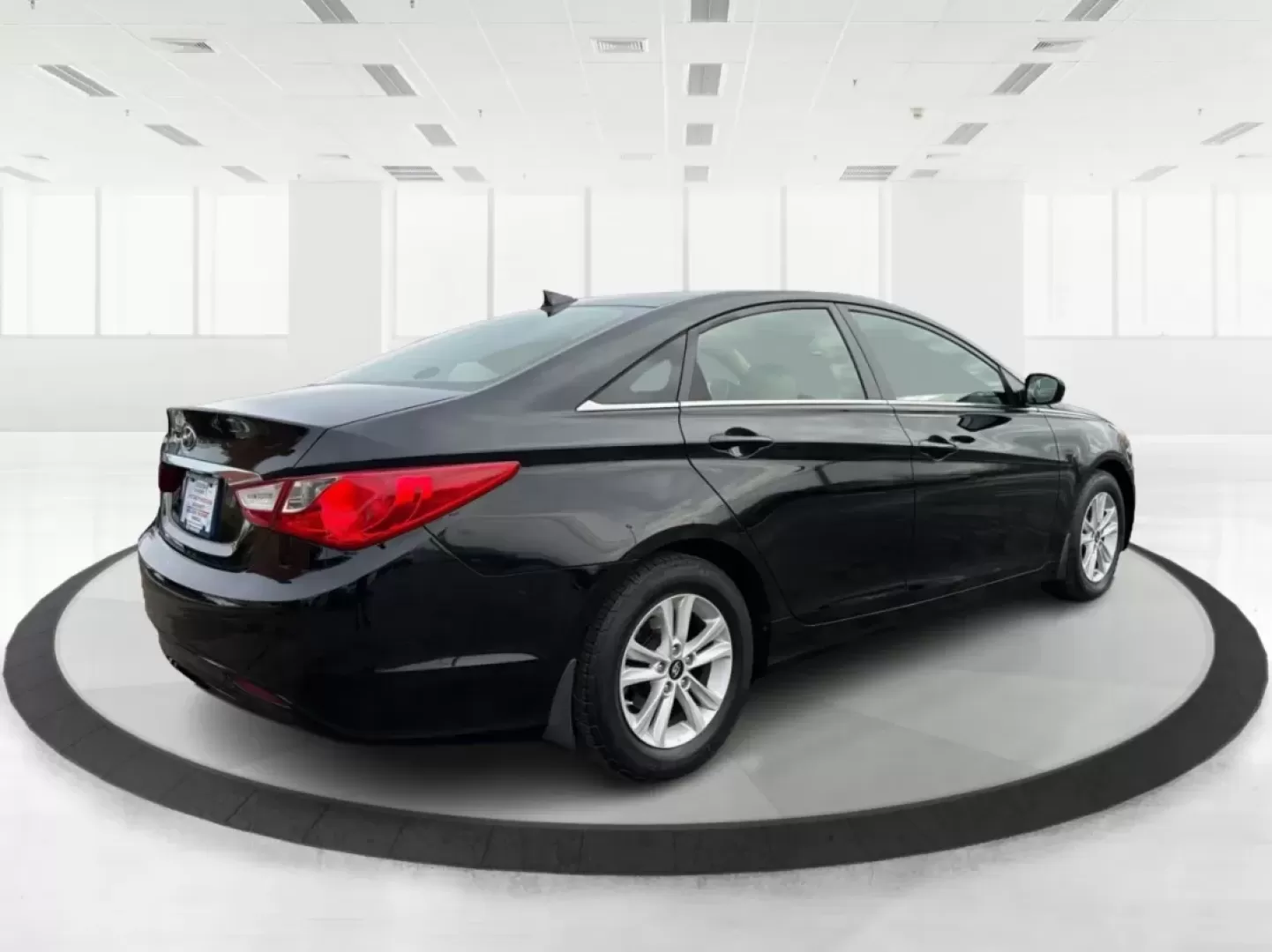 2013 Hyundai Sonata GLS (5NPEB4AC0DH) with an 2.4L I-4 gasoline direct injection engine, located at 1230 East Main St, Xenia, OH, 45385, (937) 908-9800, 39.688026, -83.910172 - **Discover the Perfect Family Sedan: 2013 Hyundai Sonata GLS at Advantage Car and Credit in Xenia, OH!**<br /> <br /> Are you in the market for a reliable and stylish vehicle that accommodates your growing family's needs? Look no further than the sleek 2013 Hyundai Sonata GLS, available now at Advan - Photo#2