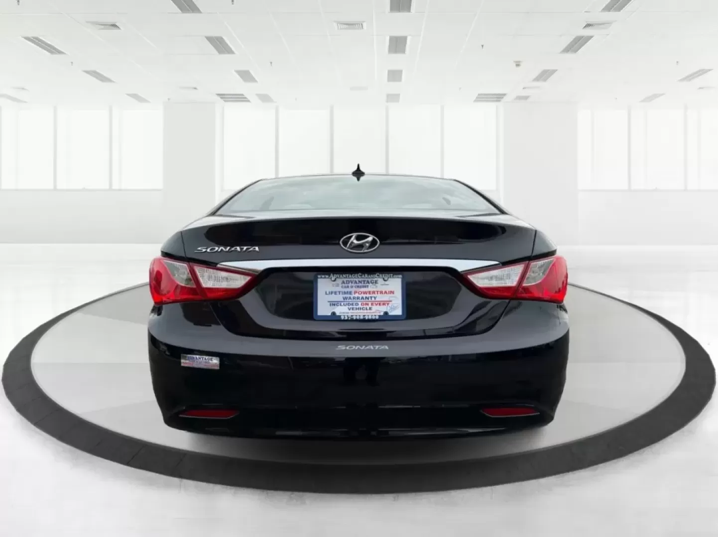 2013 Hyundai Sonata GLS (5NPEB4AC0DH) with an 2.4L I-4 gasoline direct injection engine, located at 1230 East Main St, Xenia, OH, 45385, (937) 908-9800, 39.688026, -83.910172 - **Discover the Perfect Family Sedan: 2013 Hyundai Sonata GLS at Advantage Car and Credit in Xenia, OH!**<br /> <br /> Are you in the market for a reliable and stylish vehicle that accommodates your growing family's needs? Look no further than the sleek 2013 Hyundai Sonata GLS, available now at Advan - Photo#3