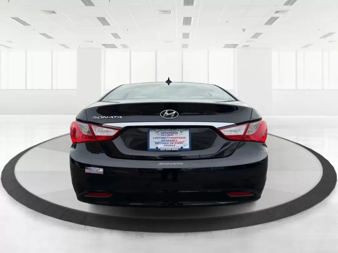 2013 Hyundai Sonata GLS (5NPEB4AC0DH) with an 2.4L I-4 gasoline direct injection engine, located at 1230 East Main St, Xenia, OH, 45385, (937) 908-9800, 39.688026, -83.910172 - **Discover the Perfect Family Sedan: 2013 Hyundai Sonata GLS at Advantage Car and Credit in Xenia, OH!**<br /> <br /> Are you in the market for a reliable and stylish vehicle that accommodates your growing family's needs? Look no further than the sleek 2013 Hyundai Sonata GLS, available now at Advan - Photo#3