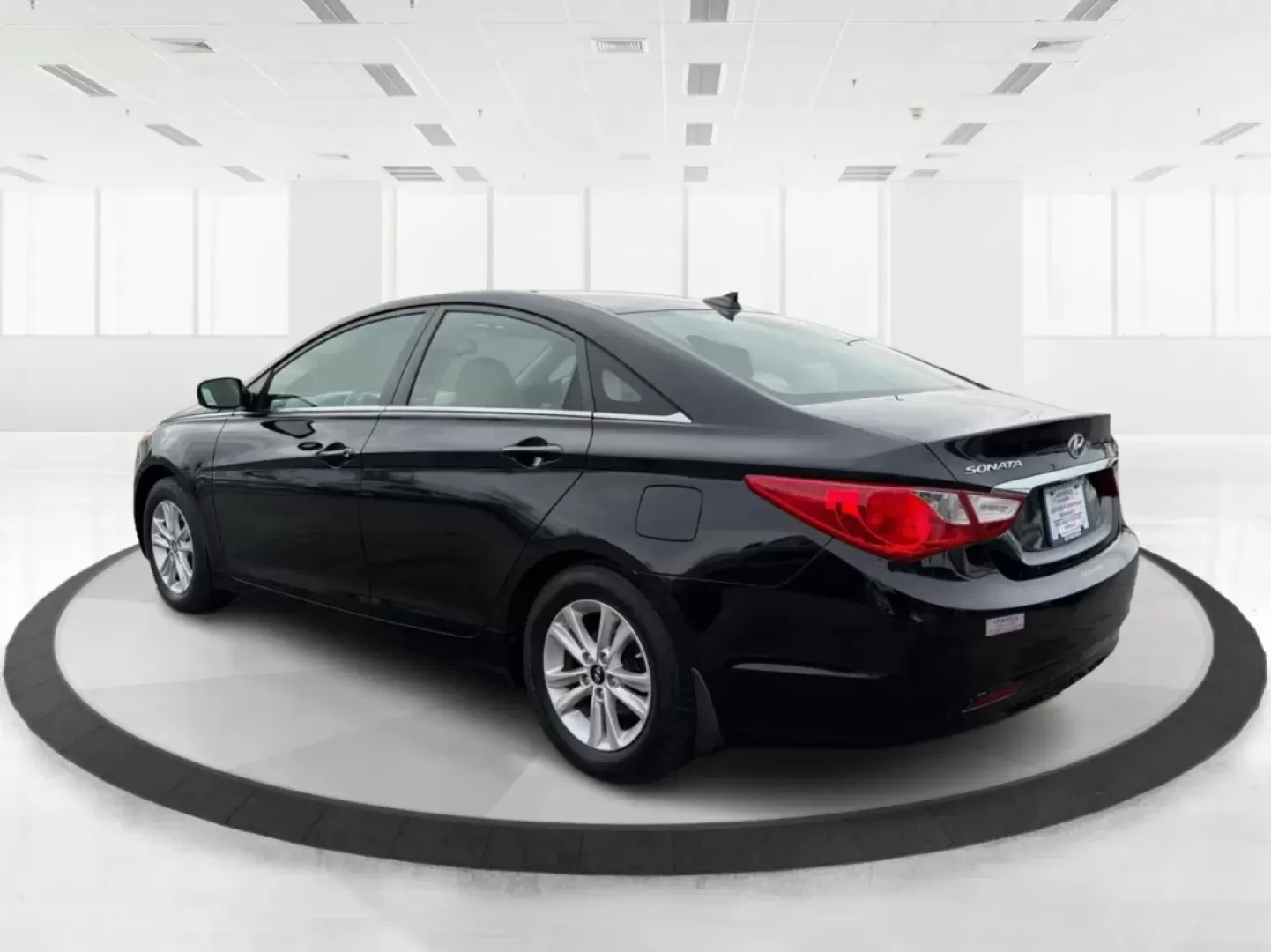 2013 Hyundai Sonata GLS (5NPEB4AC0DH) with an 2.4L I-4 gasoline direct injection engine, located at 1230 East Main St, Xenia, OH, 45385, (937) 908-9800, 39.688026, -83.910172 - **Discover the Perfect Family Sedan: 2013 Hyundai Sonata GLS at Advantage Car and Credit in Xenia, OH!**<br /> <br /> Are you in the market for a reliable and stylish vehicle that accommodates your growing family's needs? Look no further than the sleek 2013 Hyundai Sonata GLS, available now at Advan - Photo#4
