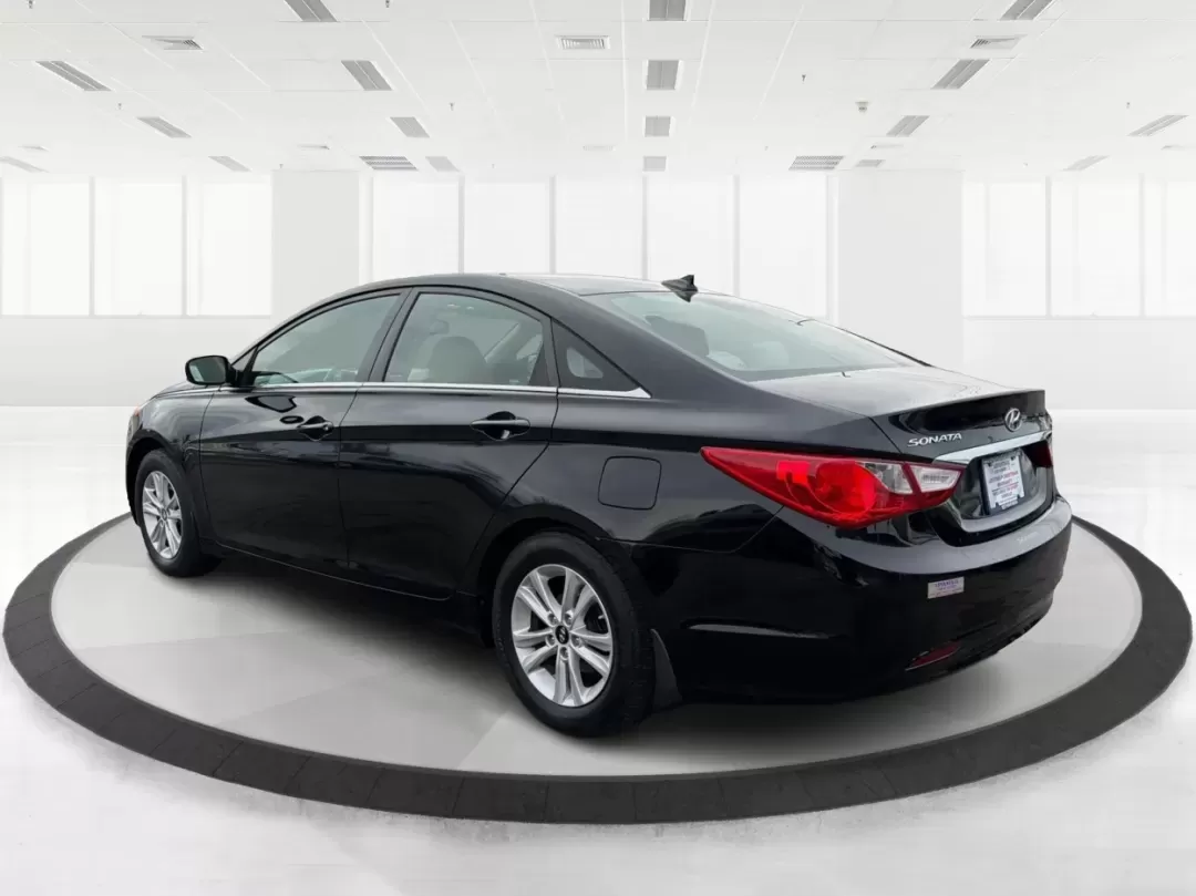 2013 Hyundai Sonata GLS (5NPEB4AC0DH) with an 2.4L I-4 gasoline direct injection engine, located at 1230 East Main St, Xenia, OH, 45385, (937) 908-9800, 39.688026, -83.910172 - **Discover the Perfect Family Sedan: 2013 Hyundai Sonata GLS at Advantage Car and Credit in Xenia, OH!**<br /> <br /> Are you in the market for a reliable and stylish vehicle that accommodates your growing family's needs? Look no further than the sleek 2013 Hyundai Sonata GLS, available now at Advan - Photo#4