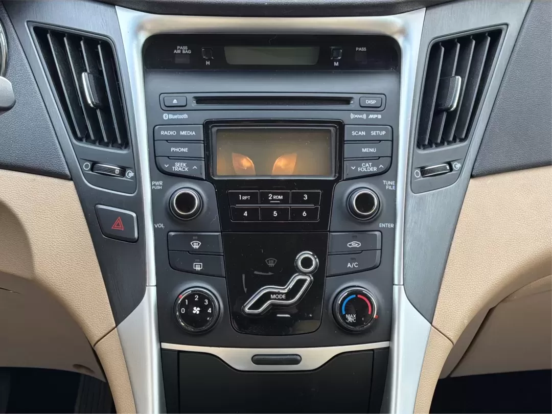 2013 Hyundai Sonata GLS (5NPEB4AC0DH) with an 2.4L I-4 gasoline direct injection engine, located at 1230 East Main St, Xenia, OH, 45385, (937) 908-9800, 39.688026, -83.910172 - **Discover the Perfect Family Sedan: 2013 Hyundai Sonata GLS at Advantage Car and Credit in Xenia, OH!**<br /> <br /> Are you in the market for a reliable and stylish vehicle that accommodates your growing family's needs? Look no further than the sleek 2013 Hyundai Sonata GLS, available now at Advan - Photo#13