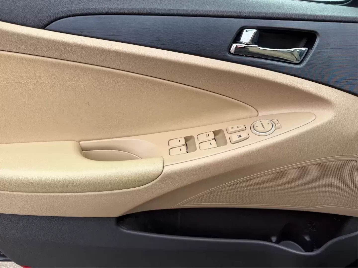 2013 Hyundai Sonata GLS (5NPEB4AC0DH) with an 2.4L I-4 gasoline direct injection engine, located at 1230 East Main St, Xenia, OH, 45385, (937) 908-9800, 39.688026, -83.910172 - **Discover the Perfect Family Sedan: 2013 Hyundai Sonata GLS at Advantage Car and Credit in Xenia, OH!**<br /> <br /> Are you in the market for a reliable and stylish vehicle that accommodates your growing family's needs? Look no further than the sleek 2013 Hyundai Sonata GLS, available now at Advan - Photo#18