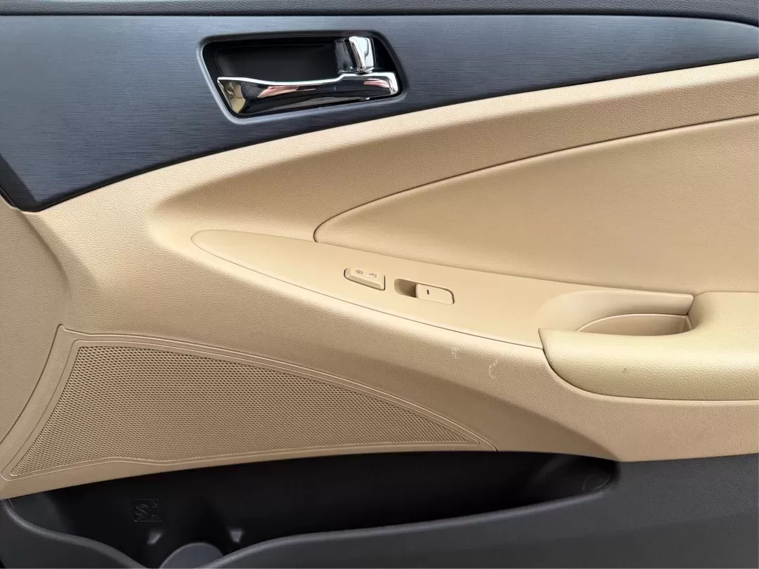 2013 Hyundai Sonata GLS (5NPEB4AC0DH) with an 2.4L I-4 gasoline direct injection engine, located at 1230 East Main St, Xenia, OH, 45385, (937) 908-9800, 39.688026, -83.910172 - **Discover the Perfect Family Sedan: 2013 Hyundai Sonata GLS at Advantage Car and Credit in Xenia, OH!**<br /> <br /> Are you in the market for a reliable and stylish vehicle that accommodates your growing family's needs? Look no further than the sleek 2013 Hyundai Sonata GLS, available now at Advan - Photo#19