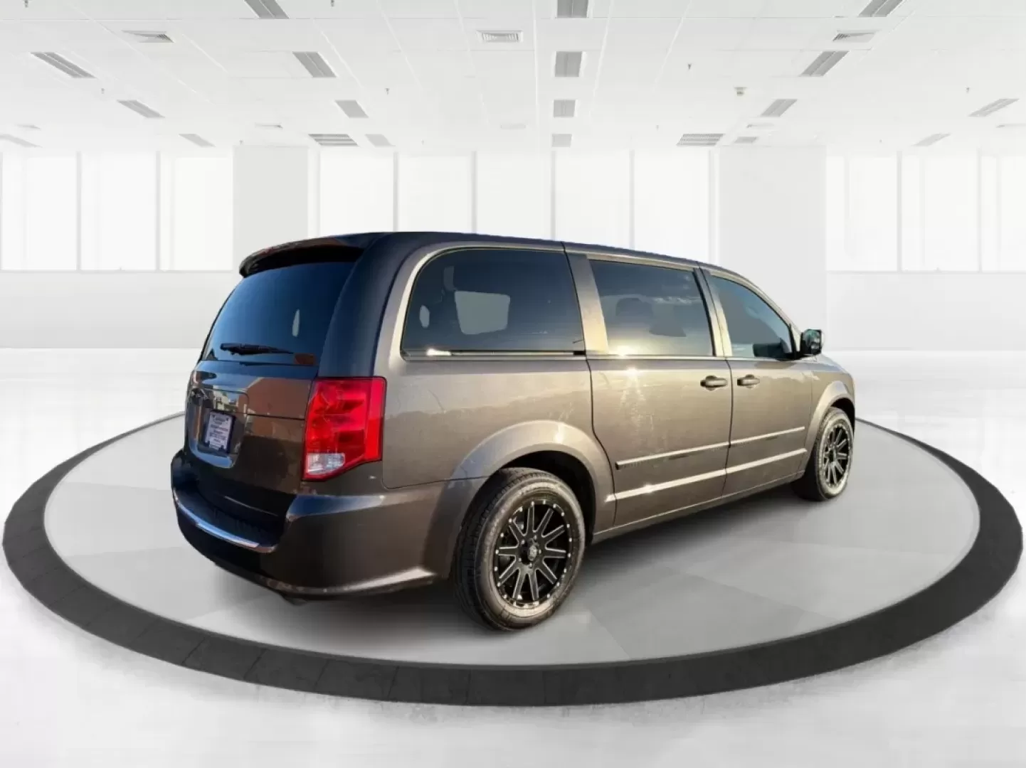 2016 Dodge Grand Caravan American Value Pkg (2C4RDGBG7GR) with an Pentastar 3.6L V-6 DOHC engine, 6A transmission, located at 4508 South Dixie Dr, Moraine, OH, 45439, (937) 908-9800, 39.689976, -84.218452 - **Discover the Freedom of Family Adventures with the 2016 Dodge Grand Caravan at Advantage Car and Credit - Moraine!**<br /> <br /> Are you ready to transform your family outings into unforgettable adventures? The 2016 Dodge Grand Caravan is the perfect companion for busy parents, spacious enough to - Photo#2