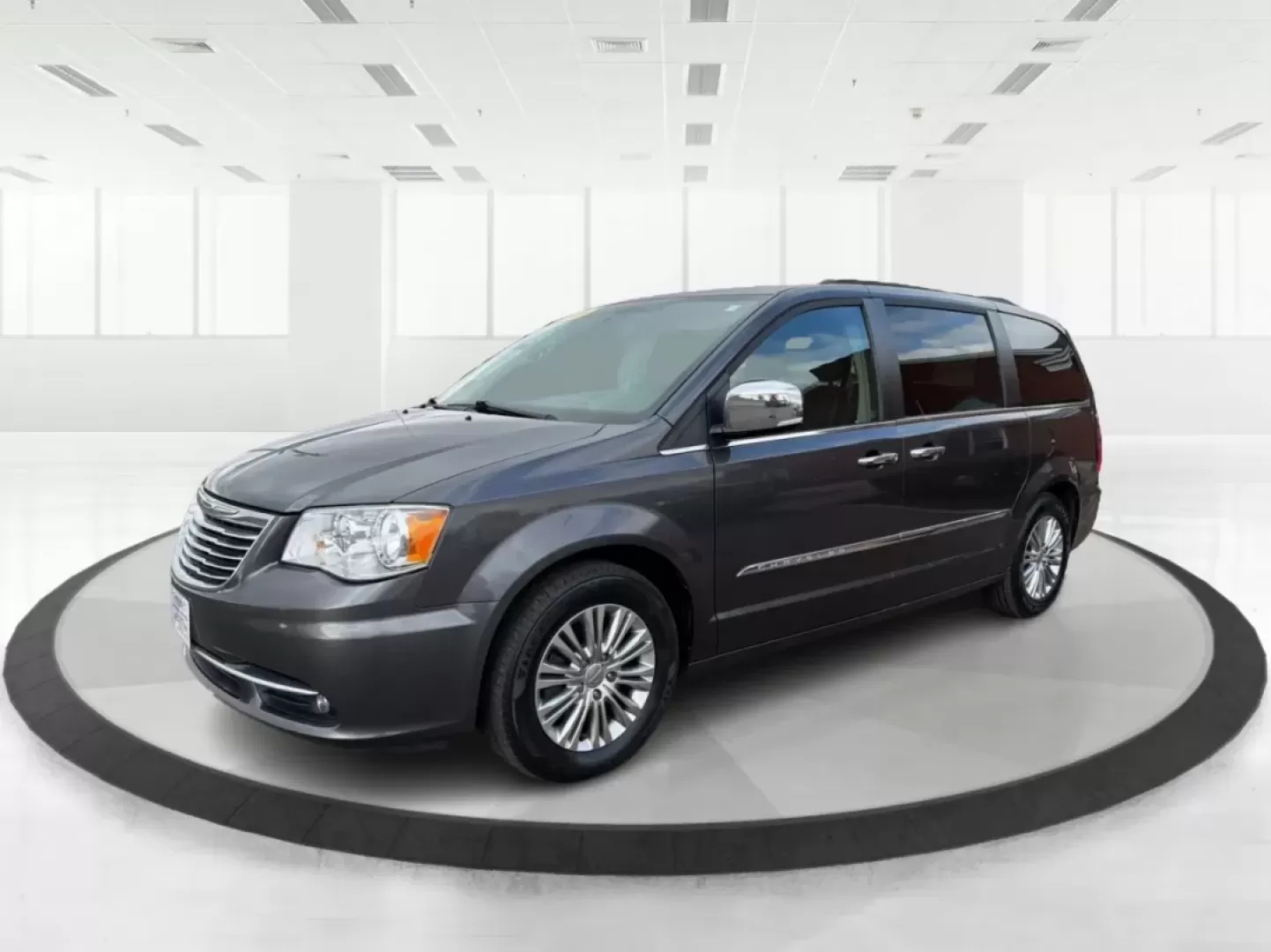 2016 Chrysler Town and Country Touring-L Anniversary Edition (2C4RC1CG8GR) with an Pentastar 3.6L V-6 DOHC engine, 6A transmission, located at 401 Woodman Dr, Riverside, OH, 45431, (937) 908-9800, 39.760899, -84.123421 - Experience the ultimate in family-friendly transportation with the 2016 Chrysler Town and Country, available now at Advantage Car and Credit in Riverside, OH! This exceptional passenger van is perfect for those seeking both versatility and comfort, making it an ideal choice for growing families, w - Photo#8