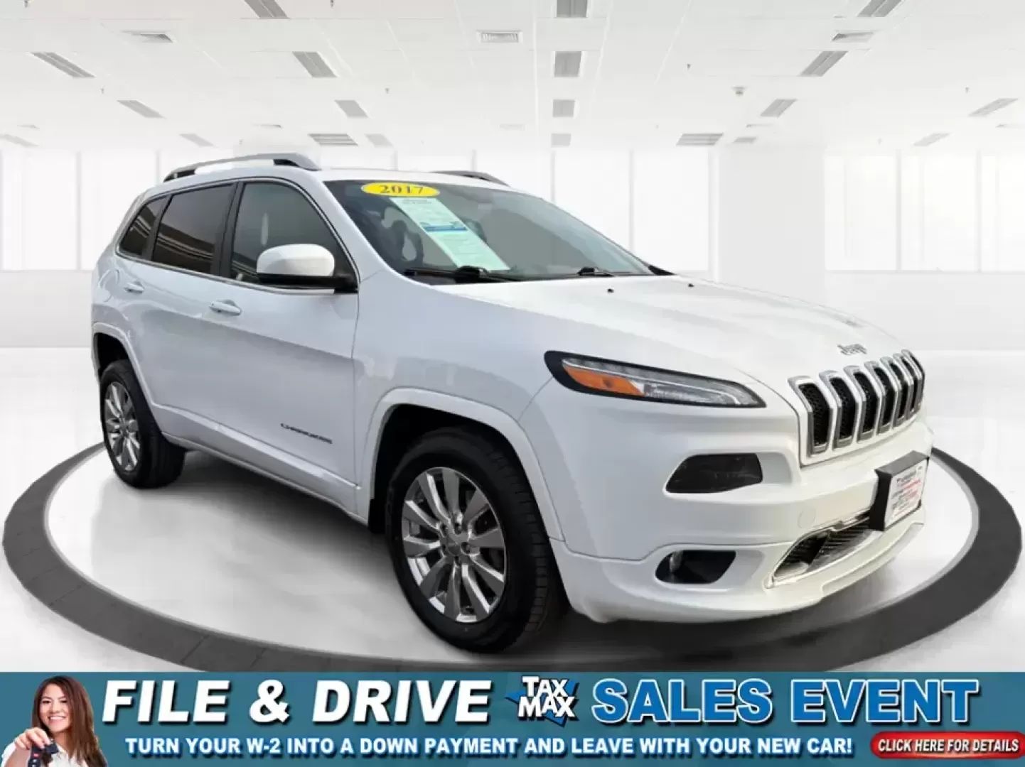 2017 Jeep Cherokee Overland 4x4 (1C4PJMJS9HW) with an Pentastar 3.2L V-6 DOHC engine, 9A transmission, located at 8750 N County Rd 25A, Piqua, OH, 45356, (937) 908-9800, 40.164391, -84.232513 - Looking for the perfect vehicle to elevate your family adventures or make daily commutes a breeze? Look no further than this stunning 2017 Jeep Cherokee Overland 4x4, available now at Advantage Car and Credit Piqua. With the versatile blend of a comfortable sport utility design and advanced feature - Photo#0