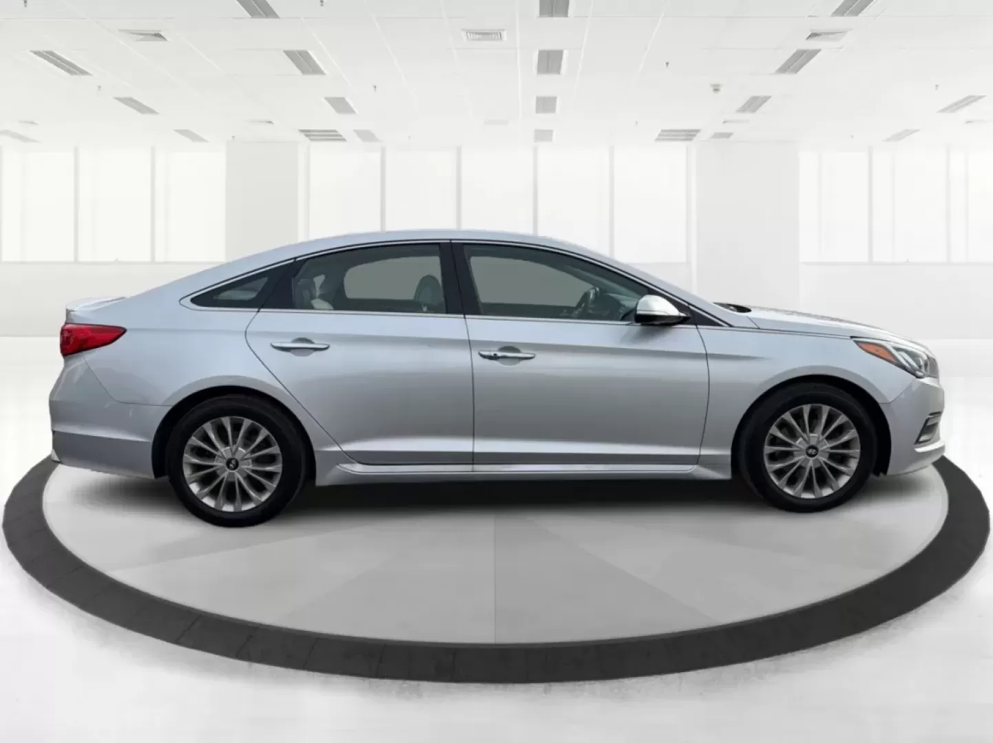 2015 Hyundai Sonata Limited (5NPE34AF8FH) with an 2.4L I-4 gasoline direct injection engine, 6-Speed Automatic transmission, located at 8750 N County Rd 25A, Piqua, OH, 45356, (937) 908-9800, 40.164391, -84.232513 - Are you in the market for a dependable vehicle that perfectly balances comfort, style, and performance? Look no further than the 2015 Hyundai Sonata Limited, available now at Advantage Car and Credit - Piqua. Whether you're commuting to work, running errands around town, or planning a family road tr - Photo#1