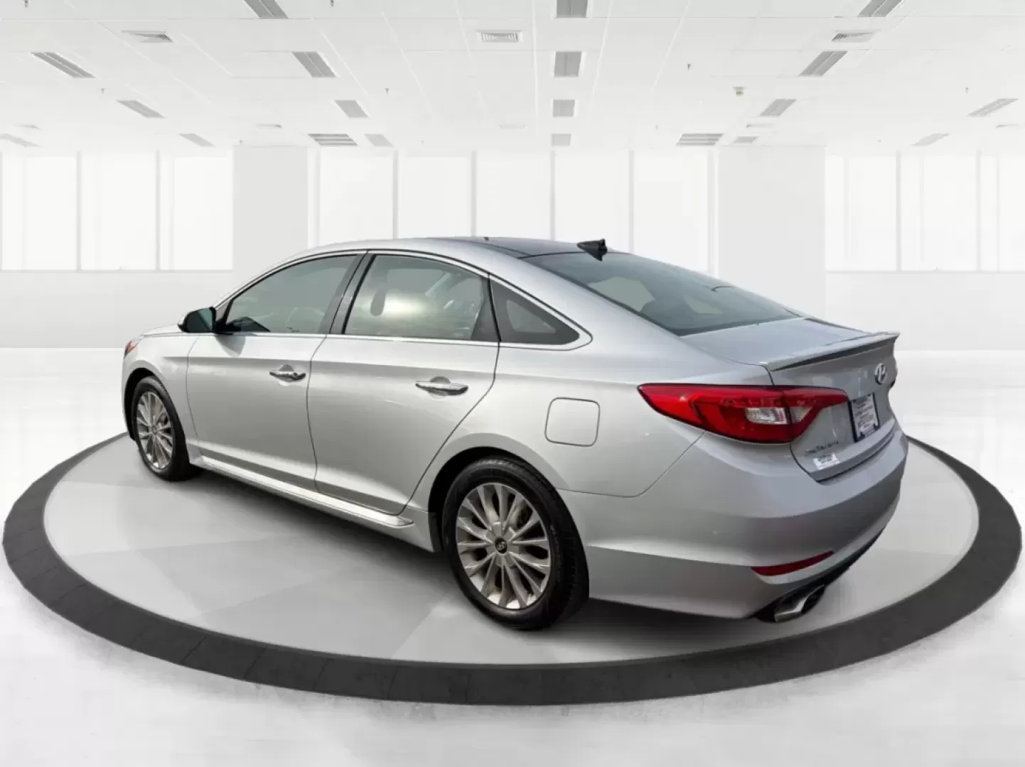 2015 Hyundai Sonata Limited (5NPE34AF8FH) with an 2.4L I-4 gasoline direct injection engine, 6-Speed Automatic transmission, located at 8750 N County Rd 25A, Piqua, OH, 45356, (937) 908-9800, 40.164391, -84.232513 - Are you in the market for a dependable vehicle that perfectly balances comfort, style, and performance? Look no further than the 2015 Hyundai Sonata Limited, available now at Advantage Car and Credit - Piqua. Whether you're commuting to work, running errands around town, or planning a family road tr - Photo#4