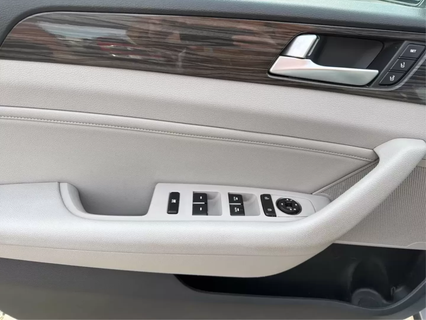 2015 Hyundai Sonata Limited (5NPE34AF8FH) with an 2.4L I-4 gasoline direct injection engine, 6-Speed Automatic transmission, located at 8750 N County Rd 25A, Piqua, OH, 45356, (937) 908-9800, 40.164391, -84.232513 - Are you in the market for a dependable vehicle that perfectly balances comfort, style, and performance? Look no further than the 2015 Hyundai Sonata Limited, available now at Advantage Car and Credit - Piqua. Whether you're commuting to work, running errands around town, or planning a family road tr - Photo#18