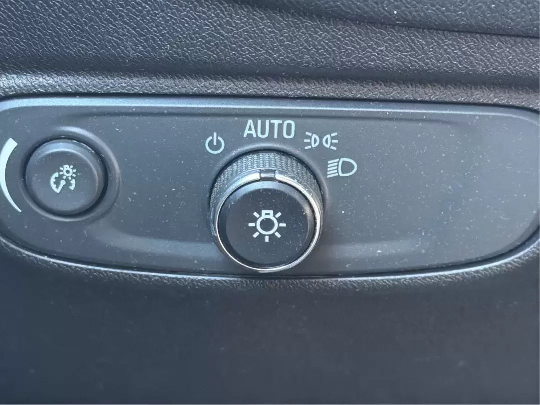 2018 Chevrolet Equinox LT (3GNAXJEV9JL) with an 1.5L I-4 gasoline direct injection engine, 6A transmission, located at 4508 South Dixie Dr, Moraine, OH, 45439, (937) 908-9800, 39.689976, -84.218452 - Experience the perfect balance of style, comfort, and functionality with the 2018 Chevrolet Equinox LT, available now at Advantage Car and Credit in Moraine, OH. This SUV is not just a vehicle; it's your companion for weekend getaways, school runs, and daily commutes. With a spacious interior design - Photo#17