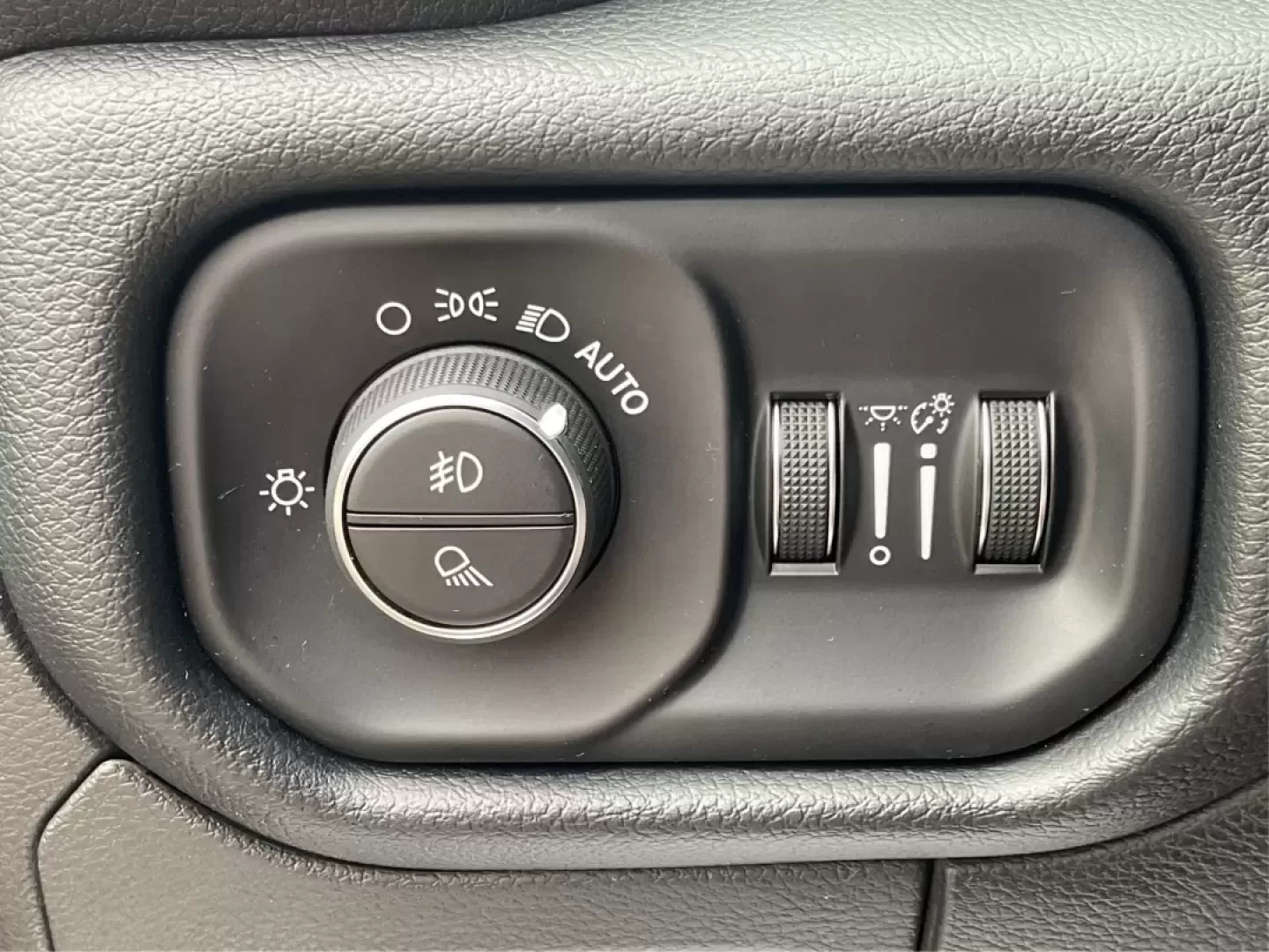 2019 Ram 1500 Laramie Crew Cab SWB 4WD (1C6SRFJT5KN) with an 5.7L V8 OHV 16V engine, 8-Speed Automatic transmission, located at 401 Woodman Dr, Riverside, OH, 45431, (937) 908-9800, 39.760899, -84.123421 - **Unleash Your Adventures with the 2019 Ram 1500 Laramie Crew Cab Perfect for Work and Play!**<br /> <br /> Are you ready to elevate your daily driving experience? Look no further than this stunning 2019 Ram 1500 Laramie Crew Cab, a vehicle designed to enhance your lifestyle whether you're commutin - Photo#16