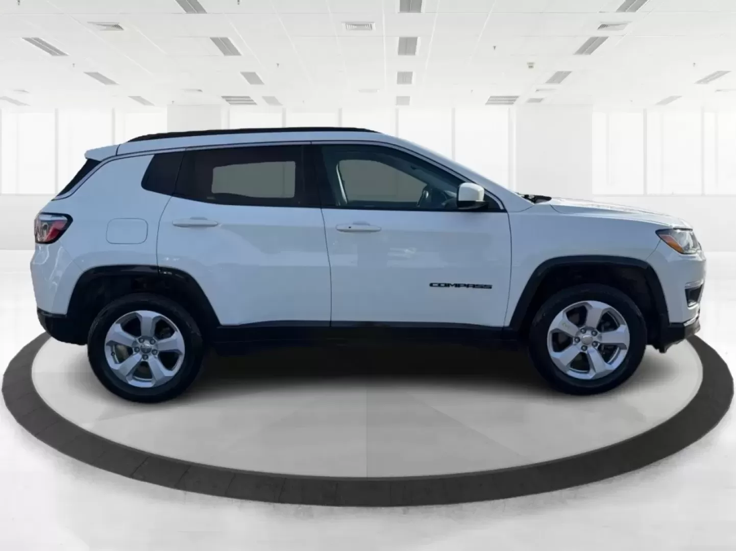 2018 Jeep Compass Latitude 4x4 (3C4NJDBB4JT) with an 2.4L L4 DOHC 16V engine, Manual/Standard transmission, located at 1184 Kauffman Ave, Fairborn, OH, 45324, (937) 908-9800, 39.807072, -84.030914 - Discover the perfect blend of style, reliability, and adventure with the 2018 Jeep Compass Latitude 4x4, now available at Advantage Car and Credit in Fairborn, OH. This rugged yet refined SUV is ideal for weekend warriors and growing families alike, offering the versatility you need for both daily c - Photo#1