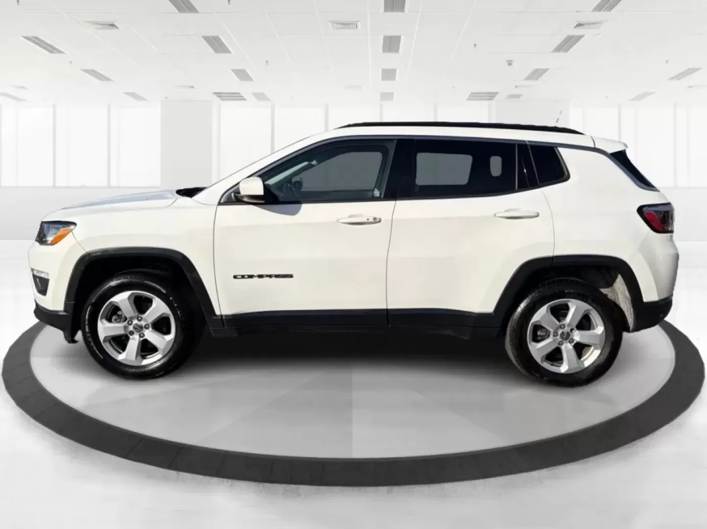 2018 Jeep Compass Latitude 4x4 (3C4NJDBB4JT) with an 2.4L L4 DOHC 16V engine, Manual/Standard transmission, located at 1184 Kauffman Ave, Fairborn, OH, 45324, (937) 908-9800, 39.807072, -84.030914 - Discover the perfect blend of style, reliability, and adventure with the 2018 Jeep Compass Latitude 4x4, now available at Advantage Car and Credit in Fairborn, OH. This rugged yet refined SUV is ideal for weekend warriors and growing families alike, offering the versatility you need for both daily c - Photo#5