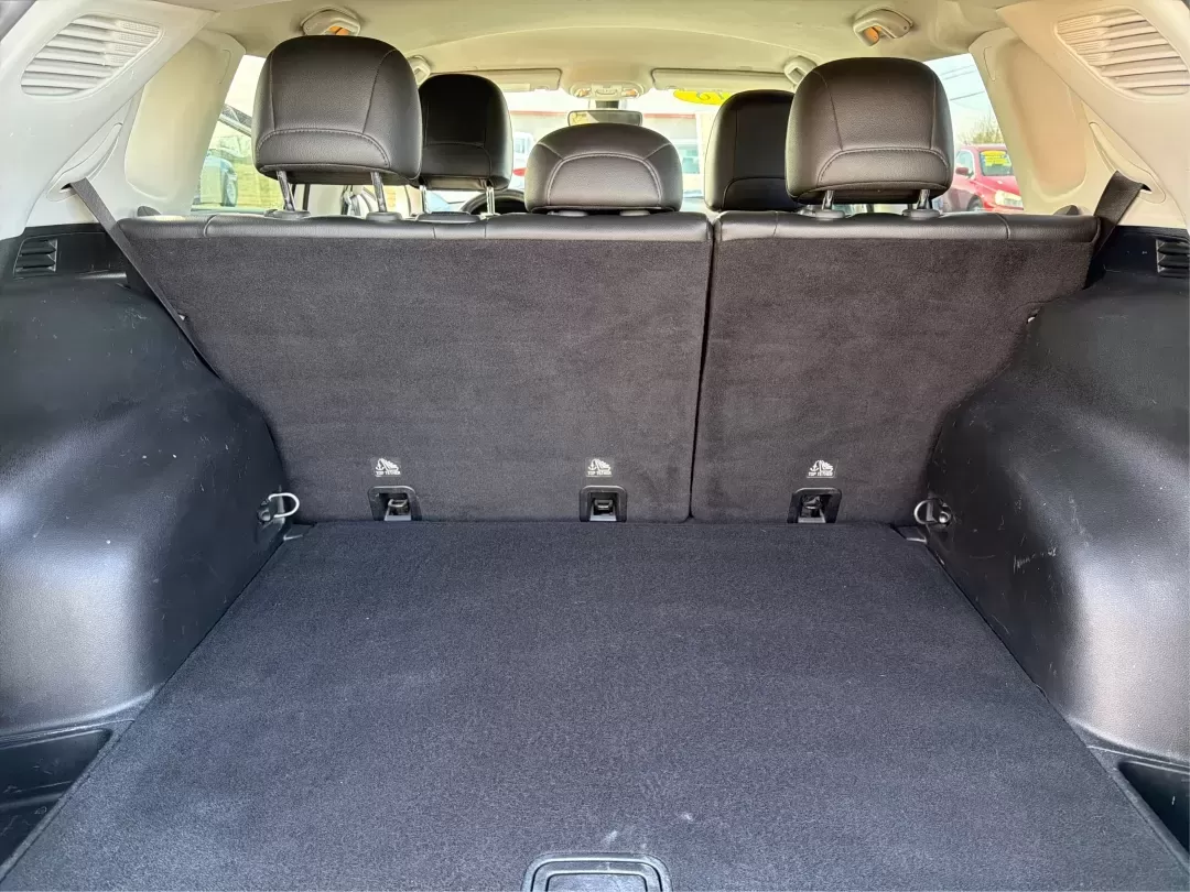 2018 Jeep Compass Latitude 4x4 (3C4NJDBB4JT) with an 2.4L L4 DOHC 16V engine, Manual/Standard transmission, located at 1184 Kauffman Ave, Fairborn, OH, 45324, (937) 908-9800, 39.807072, -84.030914 - Discover the perfect blend of style, reliability, and adventure with the 2018 Jeep Compass Latitude 4x4, now available at Advantage Car and Credit in Fairborn, OH. This rugged yet refined SUV is ideal for weekend warriors and growing families alike, offering the versatility you need for both daily c - Photo#12