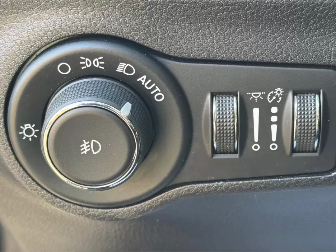 2018 Jeep Compass Latitude 4x4 (3C4NJDBB4JT) with an 2.4L L4 DOHC 16V engine, Manual/Standard transmission, located at 1184 Kauffman Ave, Fairborn, OH, 45324, (937) 908-9800, 39.807072, -84.030914 - Discover the perfect blend of style, reliability, and adventure with the 2018 Jeep Compass Latitude 4x4, now available at Advantage Car and Credit in Fairborn, OH. This rugged yet refined SUV is ideal for weekend warriors and growing families alike, offering the versatility you need for both daily c - Photo#17