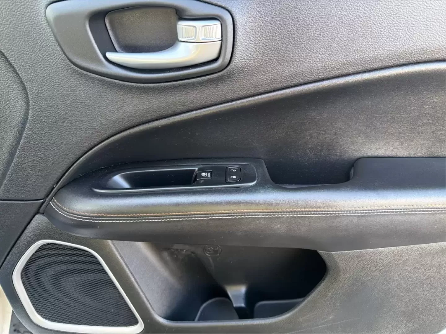 2018 Jeep Compass Latitude 4x4 (3C4NJDBB4JT) with an 2.4L L4 DOHC 16V engine, Manual/Standard transmission, located at 1184 Kauffman Ave, Fairborn, OH, 45324, (937) 908-9800, 39.807072, -84.030914 - Discover the perfect blend of style, reliability, and adventure with the 2018 Jeep Compass Latitude 4x4, now available at Advantage Car and Credit in Fairborn, OH. This rugged yet refined SUV is ideal for weekend warriors and growing families alike, offering the versatility you need for both daily c - Photo#20