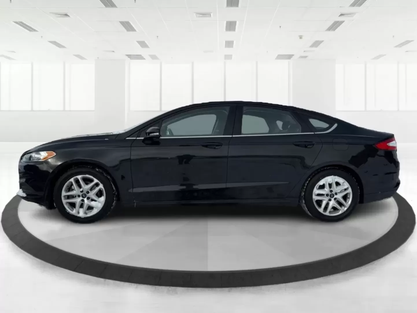 2015 Ford Fusion SE (3FA6P0H78FR) with an 2.5L L4 DOHC 16V engine, Automatic transmission, located at 4508 South Dixie Dr, Moraine, OH, 45439, (937) 908-9800, 39.689976, -84.218452 - Discover the perfect blend of style, comfort, and reliability with this stunning 2015 Ford Fusion SE, available now at Advantage Car and Credit in Moraine, OH! Whether you're commuting to work, shuttling kids to school, or embarking on weekend adventures, this sleek sedan is designed to fit seamless - Photo#5