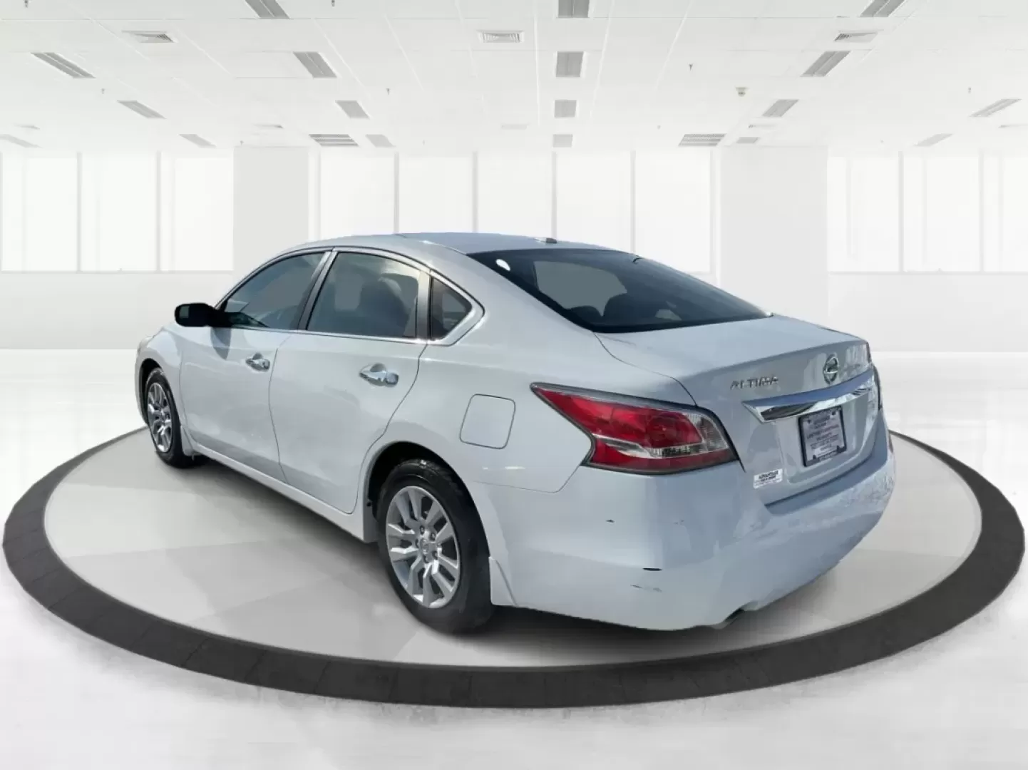 2015 Nissan Altima 2.5 S (1N4AL3AP4FC) with an 2.5L I-4 DOHC engine, located at 401 Woodman Dr, Riverside, OH, 45431, (937) 908-9800, 39.760899, -84.123421 - **Discover Adventure and Comfort with the 2015 Nissan Altima at Advantage Car and Credit - Riverside!**<br /> <br /> Are you ready to elevate your daily commute or embark on weekend adventures without breaking the bank? Say hello to the 2015 Nissan Altima, available now at Advantage Car and Credit i - Photo#4