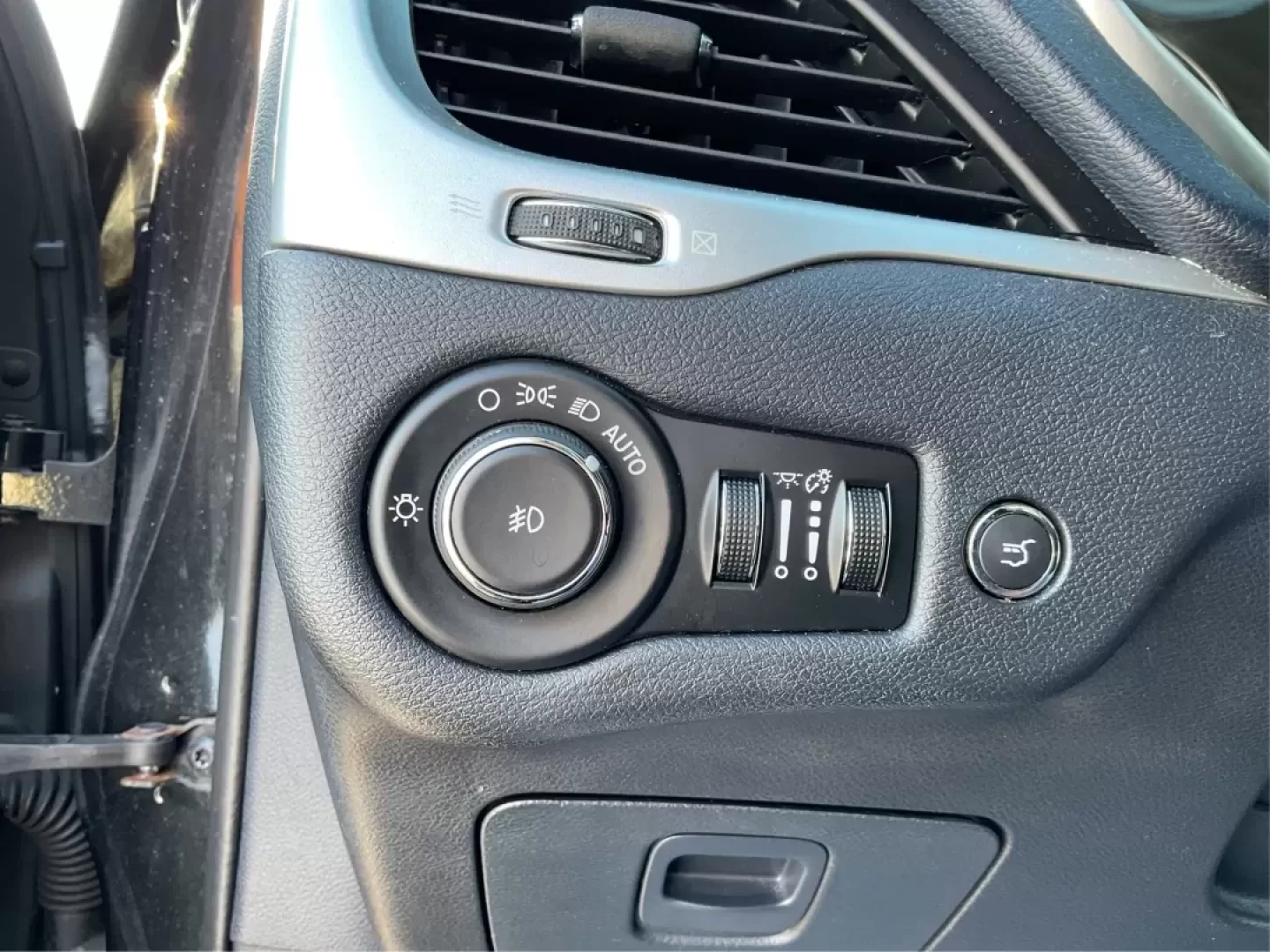 2014 Jeep Cherokee (1C4PJMDS5EW) with an Other engine, located at 1230 East Main St, Xenia, OH, 45385, (937) 908-9800, 39.688026, -83.910172 - Discover the perfect blend of versatility and style with the 2014 Jeep Cherokee Limited, now available at Advantage Car and Credit in Troy, OH! Whether you're navigating the daily grind or embarking on weekend adventures, this crossover SUV is designed to enhance your lifestyle, making it an ideal c - Photo#17