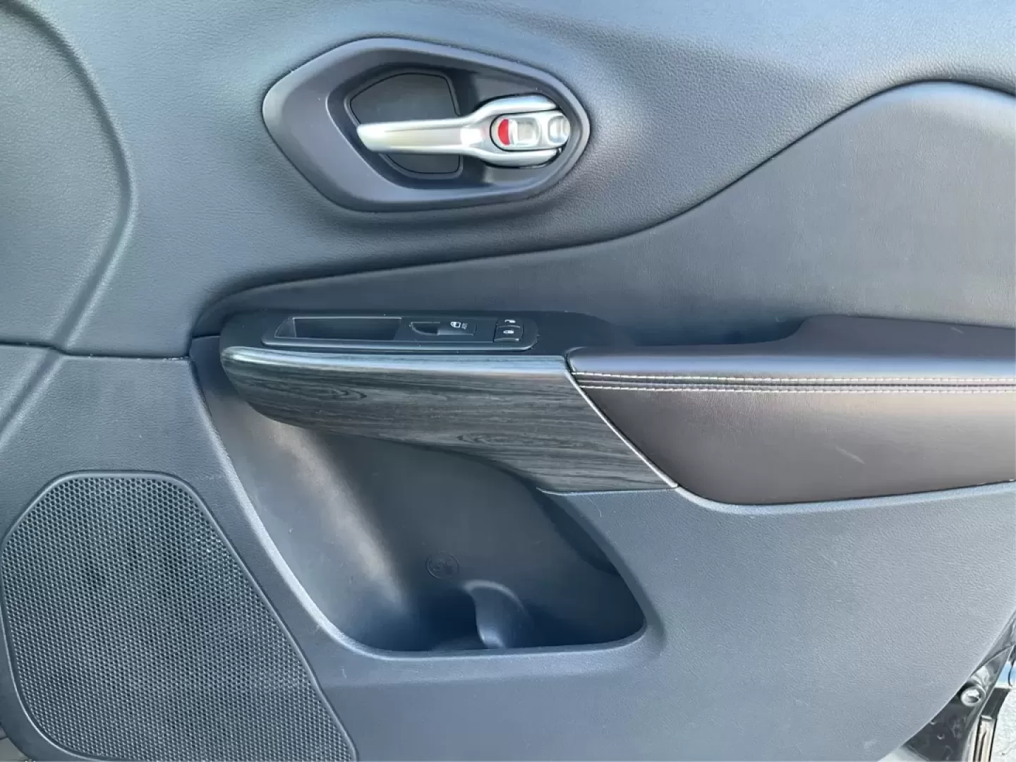 2014 Jeep Cherokee (1C4PJMDS5EW) with an Other engine, located at 1230 East Main St, Xenia, OH, 45385, (937) 908-9800, 39.688026, -83.910172 - Discover the perfect blend of versatility and style with the 2014 Jeep Cherokee Limited, now available at Advantage Car and Credit in Troy, OH! Whether you're navigating the daily grind or embarking on weekend adventures, this crossover SUV is designed to enhance your lifestyle, making it an ideal c - Photo#20