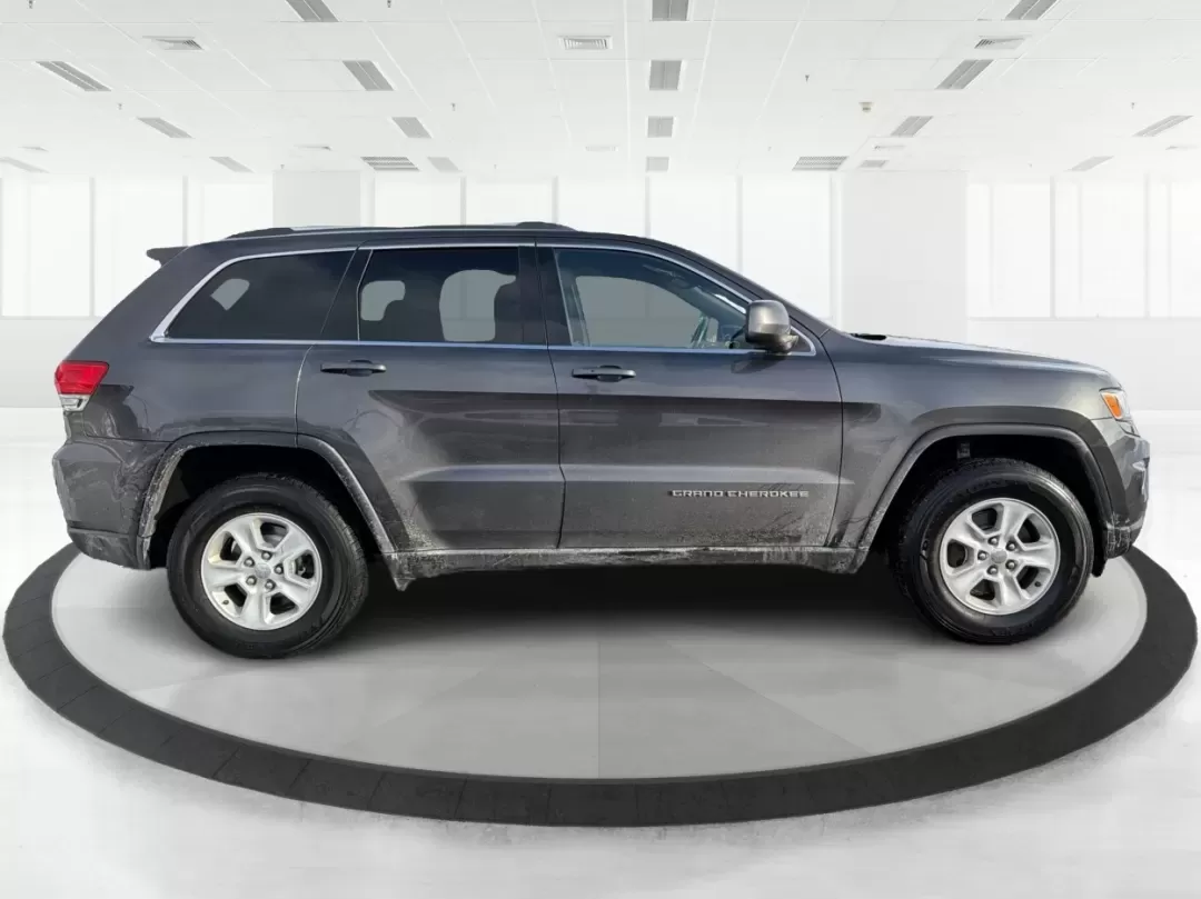 2016 Jeep Grand Cherokee Laredo (1C4RJFAG7GC) with an Pentastar 3.6L V-6 DOHC engine, 8A transmission, located at 1230 East Main St, Xenia, OH, 45385, (937) 908-9800, 39.688026, -83.910172 - ### Experience Adventure in Comfort with the 2016 Jeep Grand Cherokee Laredo <br /> <br /> If you're seeking a vehicle that can handle everything from daily commutes to weekend getaways, look no further than the 2016 Jeep Grand Cherokee Laredo. This robust SUV is perfect for both adventurous spirits - Photo#1