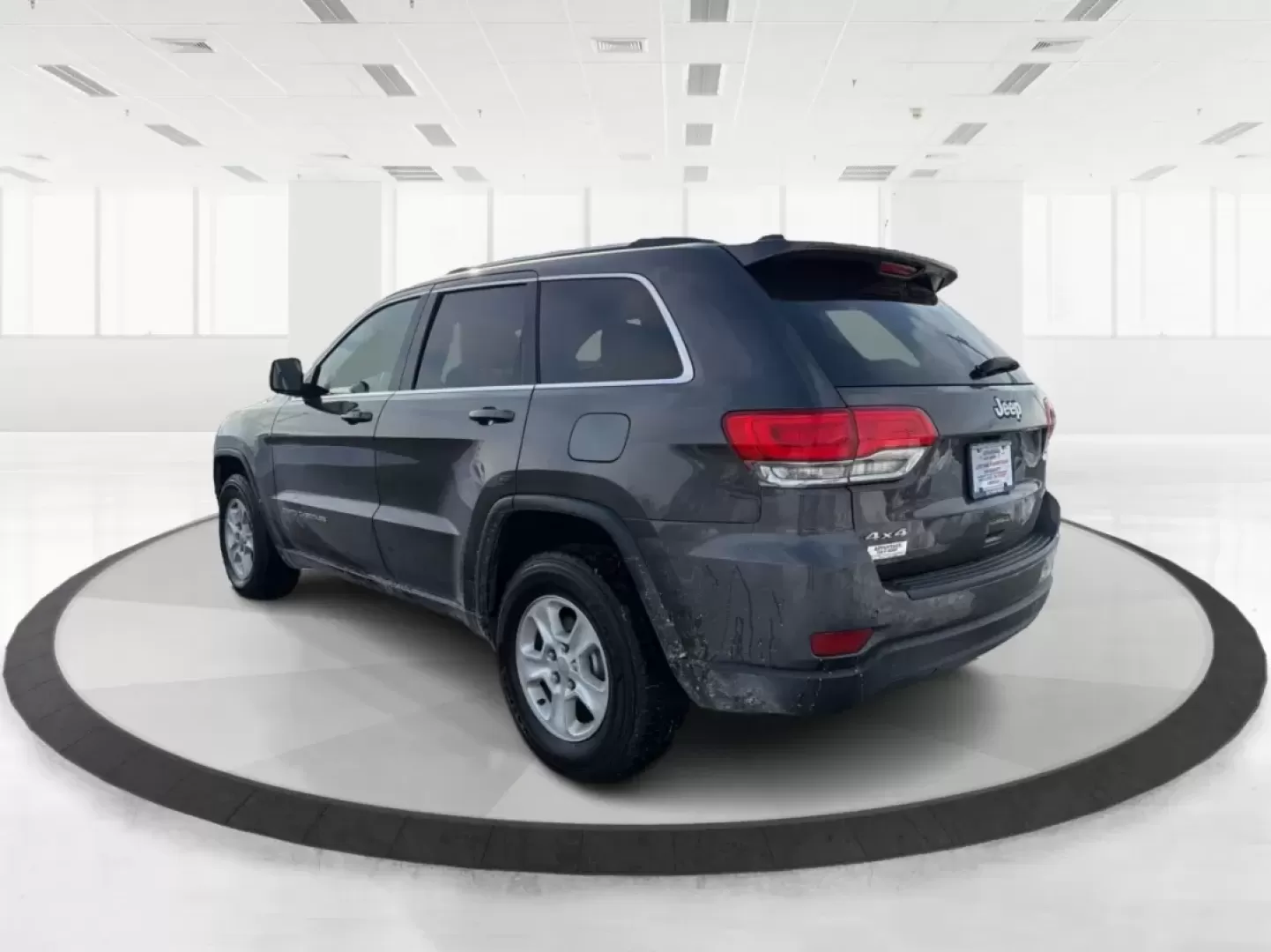 2016 Jeep Grand Cherokee Laredo (1C4RJFAG7GC) with an Pentastar 3.6L V-6 DOHC engine, 8A transmission, located at 1230 East Main St, Xenia, OH, 45385, (937) 908-9800, 39.688026, -83.910172 - ### Experience Adventure in Comfort with the 2016 Jeep Grand Cherokee Laredo <br /> <br /> If you're seeking a vehicle that can handle everything from daily commutes to weekend getaways, look no further than the 2016 Jeep Grand Cherokee Laredo. This robust SUV is perfect for both adventurous spirits - Photo#4
