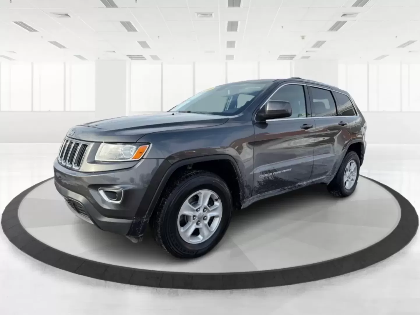 2016 Jeep Grand Cherokee Laredo (1C4RJFAG7GC) with an Pentastar 3.6L V-6 DOHC engine, 8A transmission, located at 1230 East Main St, Xenia, OH, 45385, (937) 908-9800, 39.688026, -83.910172 - ### Experience Adventure in Comfort with the 2016 Jeep Grand Cherokee Laredo <br /> <br /> If you're seeking a vehicle that can handle everything from daily commutes to weekend getaways, look no further than the 2016 Jeep Grand Cherokee Laredo. This robust SUV is perfect for both adventurous spirits - Photo#8
