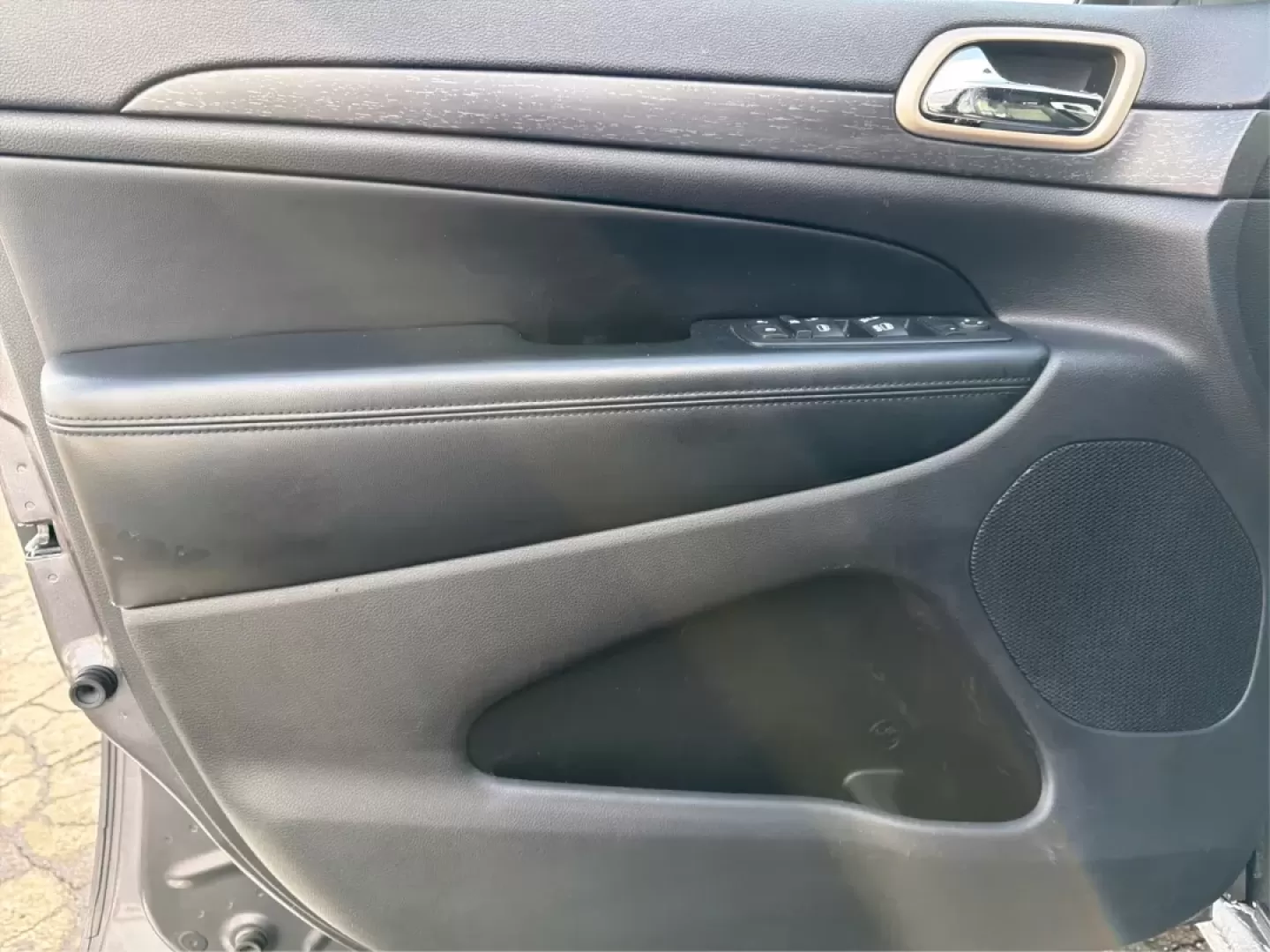 2016 Jeep Grand Cherokee Laredo (1C4RJFAG7GC) with an Pentastar 3.6L V-6 DOHC engine, 8A transmission, located at 1230 East Main St, Xenia, OH, 45385, (937) 908-9800, 39.688026, -83.910172 - ### Experience Adventure in Comfort with the 2016 Jeep Grand Cherokee Laredo <br /> <br /> If you're seeking a vehicle that can handle everything from daily commutes to weekend getaways, look no further than the 2016 Jeep Grand Cherokee Laredo. This robust SUV is perfect for both adventurous spirits - Photo#19