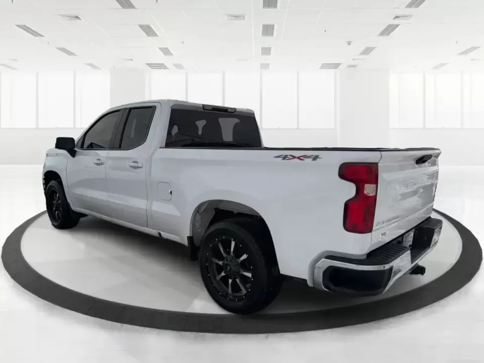 2020 Chevrolet Silverado 1500 4WD Double Cab Standard Bed LT (1GCRYDED6LZ) with an 5.3L V8 OHV 16V engine, 6A transmission, located at 1184 Kauffman Ave, Fairborn, OH, 45324, (937) 908-9800, 39.807072, -84.030914 - Are you ready to tackle your next big adventure without breaking the bank? The 2020 Chevrolet Silverado 1500 at Advantage Car and Credit in Piqua, OH, is your ideal companion for weekend getaways, family outings, or simply conquering your daily commute. With its rugged capabilities and comfortable r - Photo#4