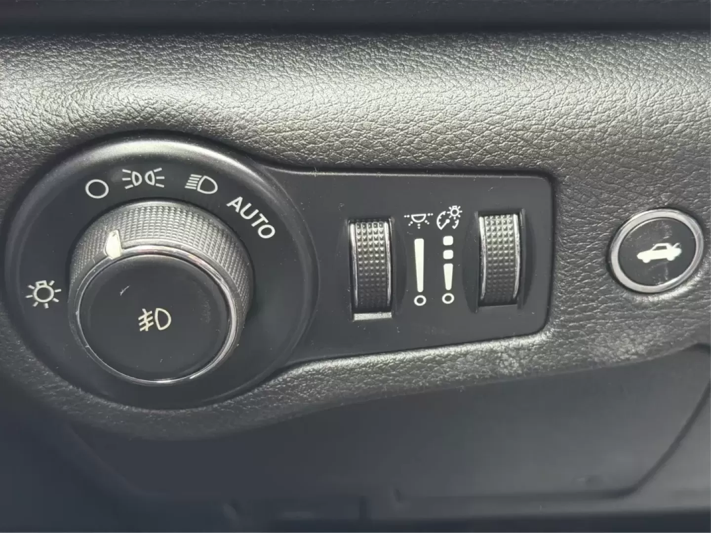 2016 Chrysler 200 S (1C3CCCBB9GN) with an Pentastar 3.6L V-6 DOHC engine, 9A transmission, located at 1951 S Dayton Lakeview Rd., New Carlisle, OH, 45344, (937) 908-9800, 39.890999, -84.050255 - Elevate your driving experience and embrace adventure with the 2016 Chrysler 200 S, now available at Advantage Car and Credit, your trusted Buy Here Pay Here dealership located at 1951 S Dayton-Lakeview Rd, New Carlisle, OH 45344. Whether you're commuting through the bustling streets of New Carlisle - Photo#17