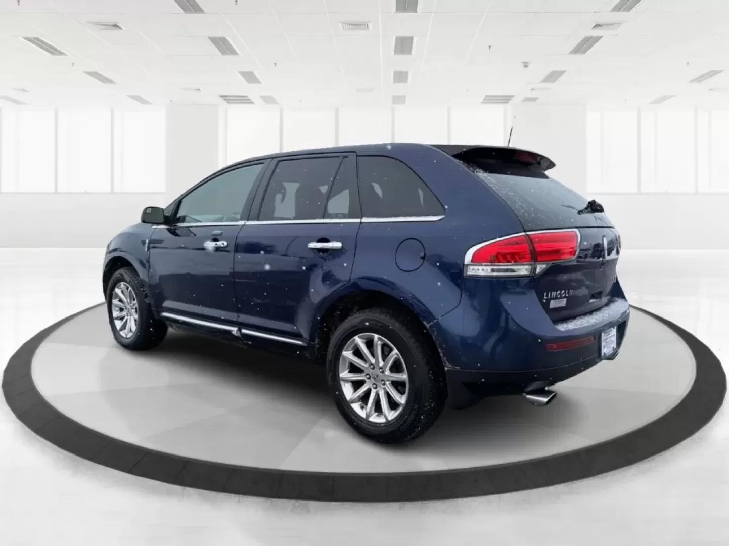 2011 Lincoln MKX Base (2LMDJ6JK8BB) with an Other engine, located at 8750 N County Rd 25A, Piqua, OH, 45356, (937) 908-9800, 40.164391, -84.232513 - **Discover Comfort and Style with This 2011 Lincoln MKX at Advantage Car and Credit - Piqua!**<br /> <br /> Are you in the market for a vehicle that perfectly combines luxury, comfort, and versatility? Look no further! The 2011 Lincoln MKX is the ideal choice for growing families, busy professionals - Photo#4