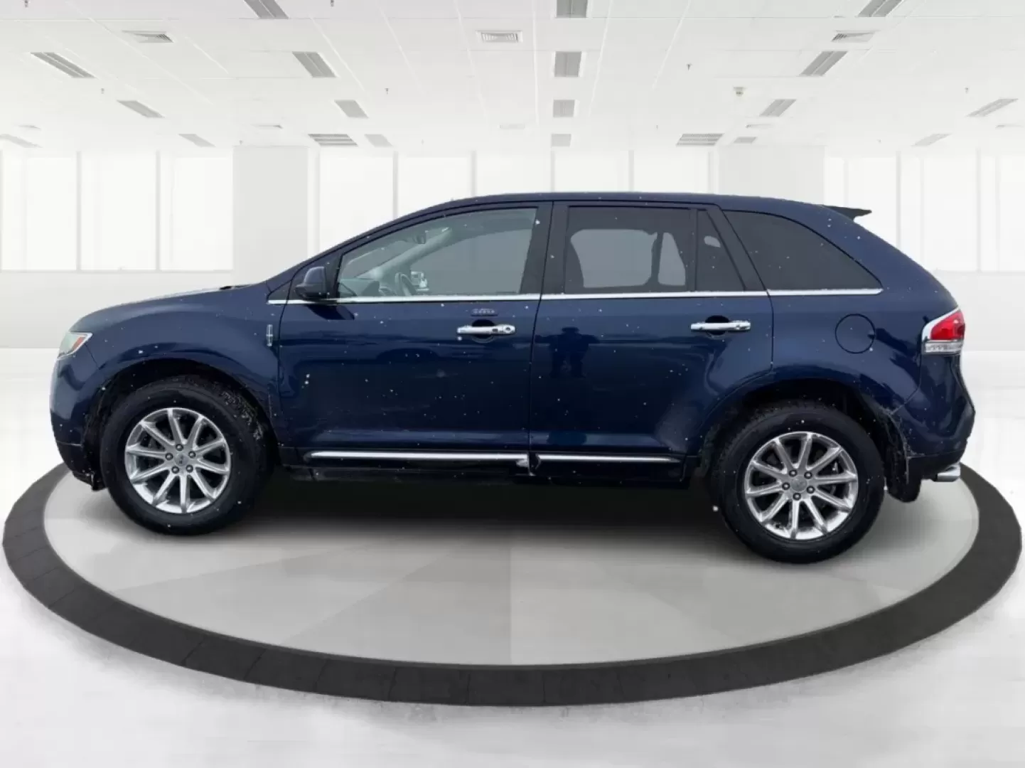 2011 Lincoln MKX Base (2LMDJ6JK8BB) with an Other engine, located at 8750 N County Rd 25A, Piqua, OH, 45356, (937) 908-9800, 40.164391, -84.232513 - **Discover Comfort and Style with This 2011 Lincoln MKX at Advantage Car and Credit - Piqua!**<br /> <br /> Are you in the market for a vehicle that perfectly combines luxury, comfort, and versatility? Look no further! The 2011 Lincoln MKX is the ideal choice for growing families, busy professionals - Photo#5