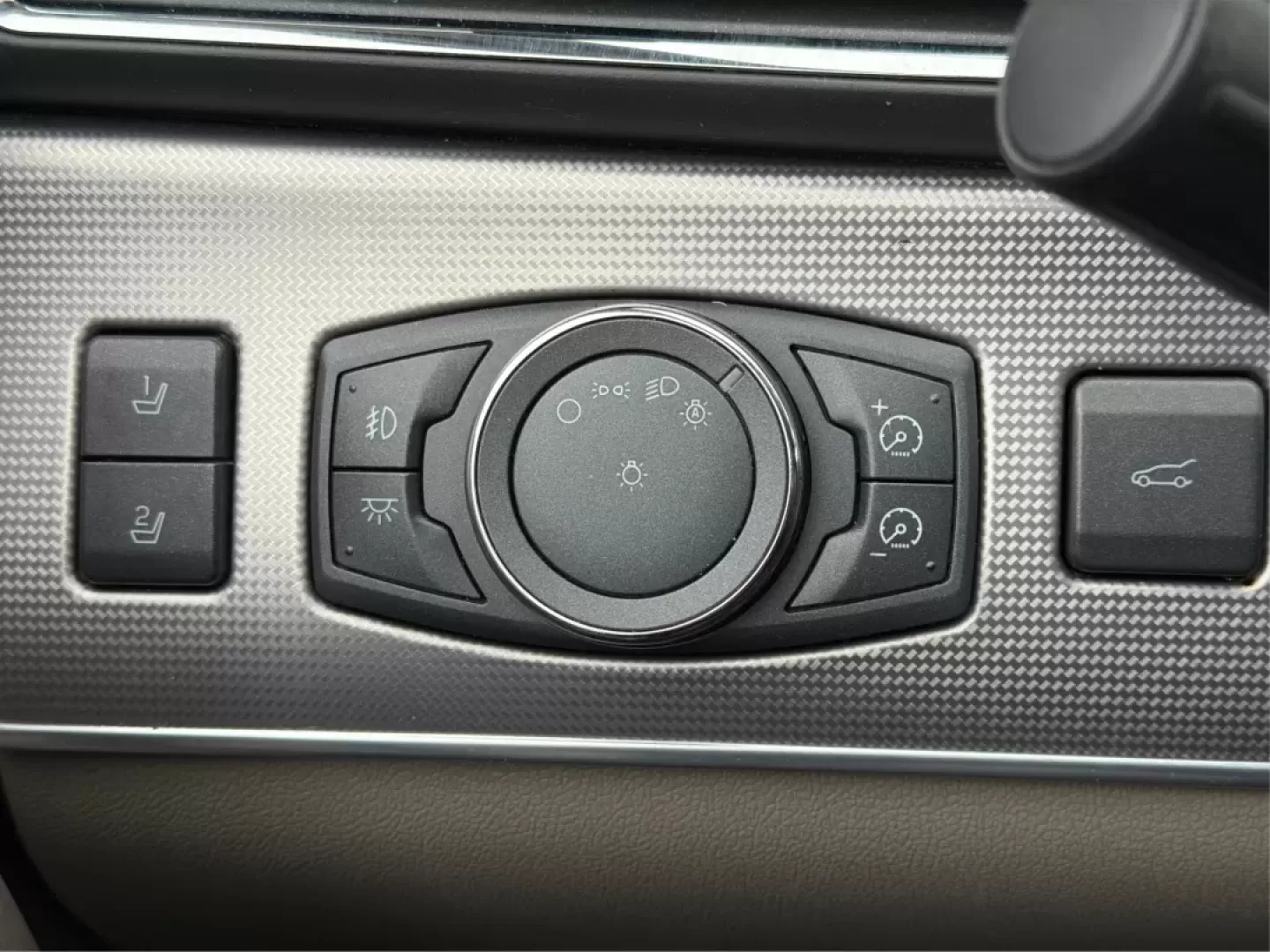 2011 Lincoln MKX Base (2LMDJ6JK8BB) with an Other engine, located at 8750 N County Rd 25A, Piqua, OH, 45356, (937) 908-9800, 40.164391, -84.232513 - **Discover Comfort and Style with This 2011 Lincoln MKX at Advantage Car and Credit - Piqua!**<br /> <br /> Are you in the market for a vehicle that perfectly combines luxury, comfort, and versatility? Look no further! The 2011 Lincoln MKX is the ideal choice for growing families, busy professionals - Photo#17