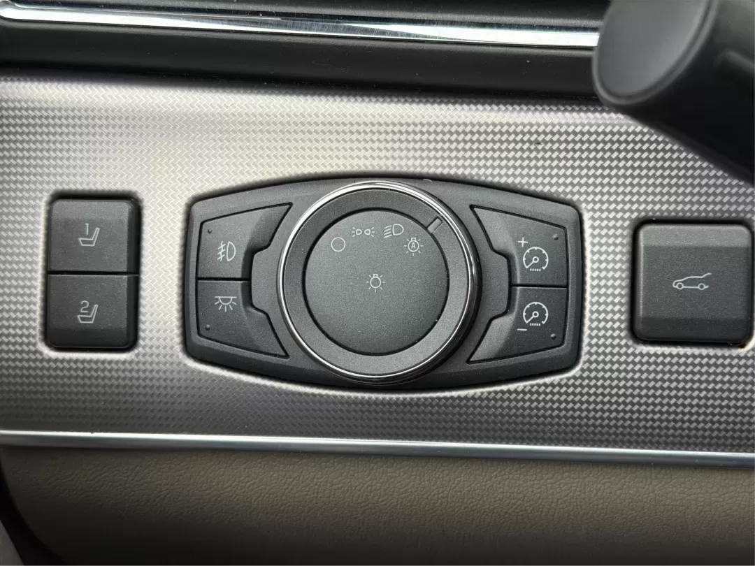 2011 Lincoln MKX Base (2LMDJ6JK8BB) with an Other engine, located at 8750 N County Rd 25A, Piqua, OH, 45356, (937) 908-9800, 40.164391, -84.232513 - **Discover Comfort and Style with This 2011 Lincoln MKX at Advantage Car and Credit - Piqua!**<br /> <br /> Are you in the market for a vehicle that perfectly combines luxury, comfort, and versatility? Look no further! The 2011 Lincoln MKX is the ideal choice for growing families, busy professionals - Photo#17